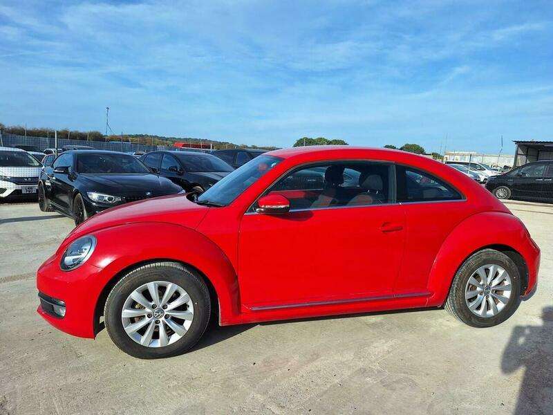 A 2015 VOLKSWAGEN BEETLE - A 2015 VOLKSWAGEN BEETLE -