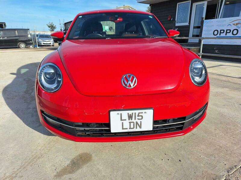 A 2015 VOLKSWAGEN BEETLE - A 2015 VOLKSWAGEN BEETLE -
