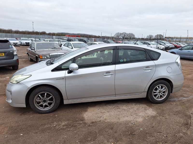 A 2013 TOYOTA PRIUS 1.8 VVT-h T3 Hatchback 5dr Petrol Hybrid CVT Euro 5 (s/s) (136 ps) A 2013 TOYOTA PRIUS 1.8 VVT-h T3 Hatchback 5dr Petrol Hybrid CVT Euro 5 (s/s) (136 ps)