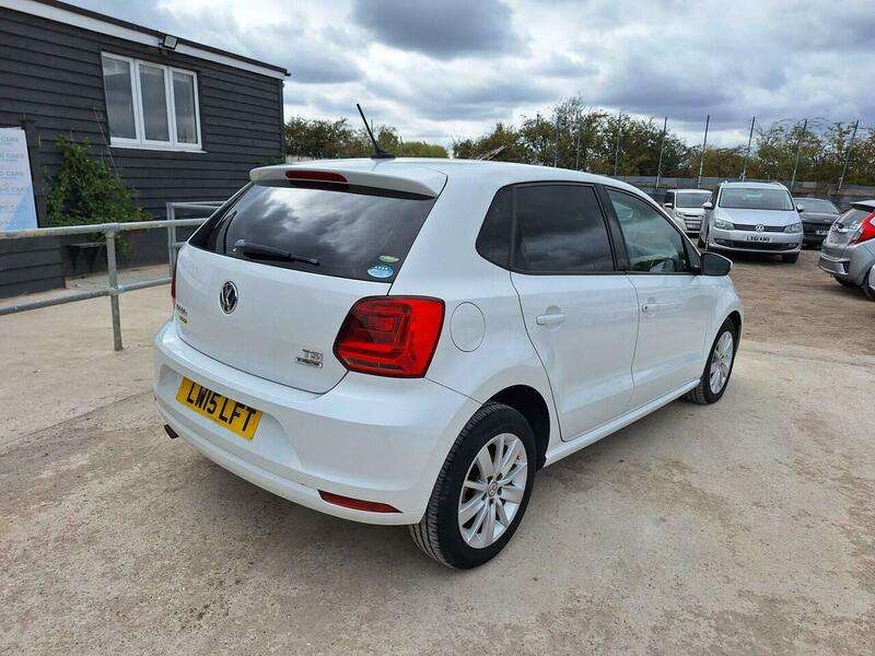 A 2015 VOLKSWAGEN POLO - A 2015 VOLKSWAGEN POLO -