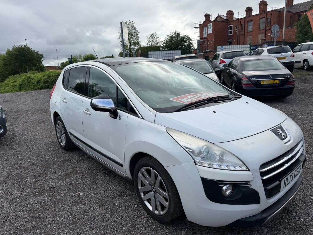 A 2013 PEUGEOT 3008 2.0 h e-HDi Allure SUV 5dr Diesel Hybrid EGC 4WD Euro 5 (s/s) (200 ps) ** 3 A 2013 PEUGEOT 3008 2.0 h e-HDi Allure SUV 5dr Diesel Hybrid EGC 4WD Euro 5 (s/s) (200 ps) ** 3