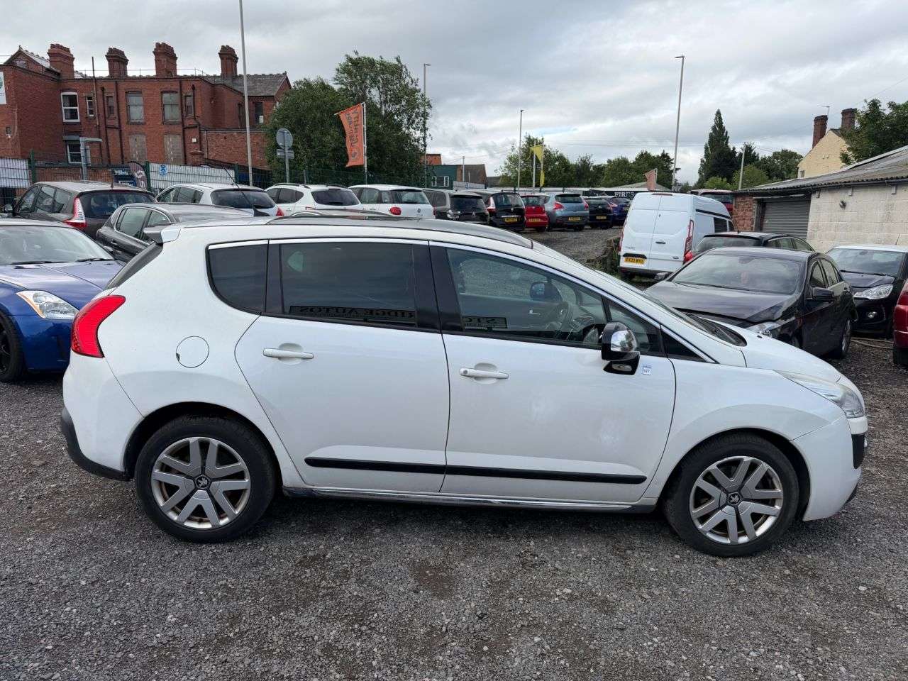 A 2013 PEUGEOT 3008 2.0 h e-HDi Allure SUV 5dr Diesel Hybrid EGC 4WD Euro 5 (s/s) (200 ps) ** 3 A 2013 PEUGEOT 3008 2.0 h e-HDi Allure SUV 5dr Diesel Hybrid EGC 4WD Euro 5 (s/s) (200 ps) ** 3