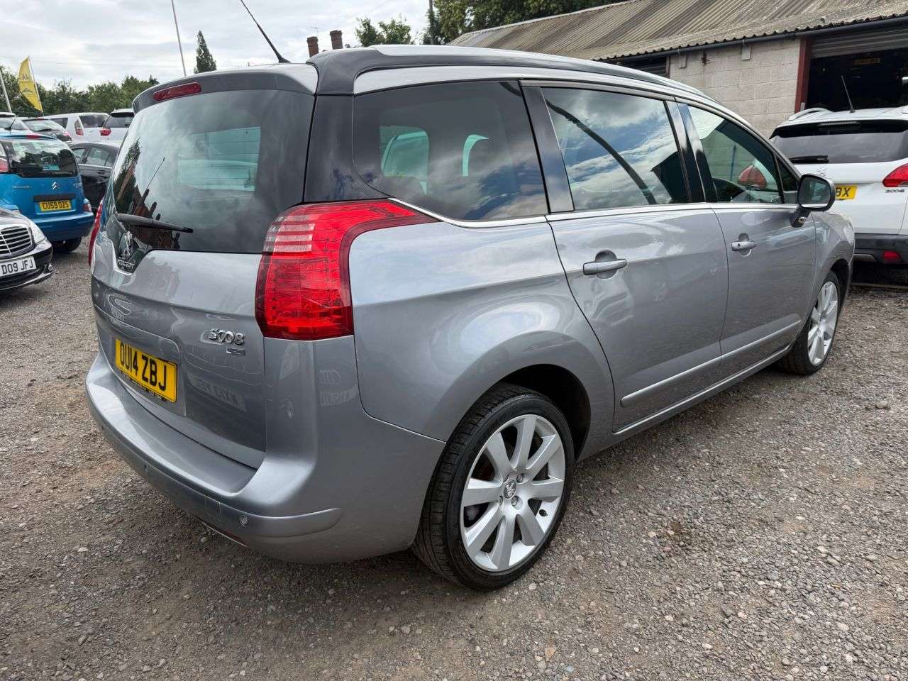 A 2014 PEUGEOT 5008 1.6 e-HDi Allure MPV 5dr Diesel EGC Euro 5 (s/s) (115 ps) ** 3 Month Warran A 2014 PEUGEOT 5008 1.6 e-HDi Allure MPV 5dr Diesel EGC Euro 5 (s/s) (115 ps) ** 3 Month Warran