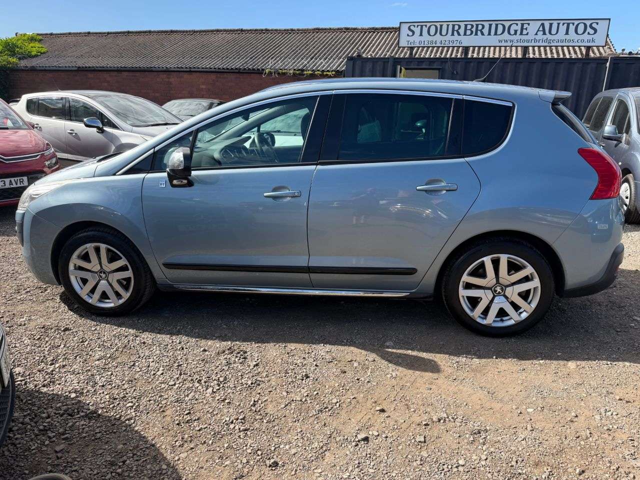 A 2011 PEUGEOT 3008 2.0 h e-HDi SUV 5dr Diesel Hybrid EGC 4WD Euro 5 (s/s) (200 ps) A 2011 PEUGEOT 3008 2.0 h e-HDi SUV 5dr Diesel Hybrid EGC 4WD Euro 5 (s/s) (200 ps)