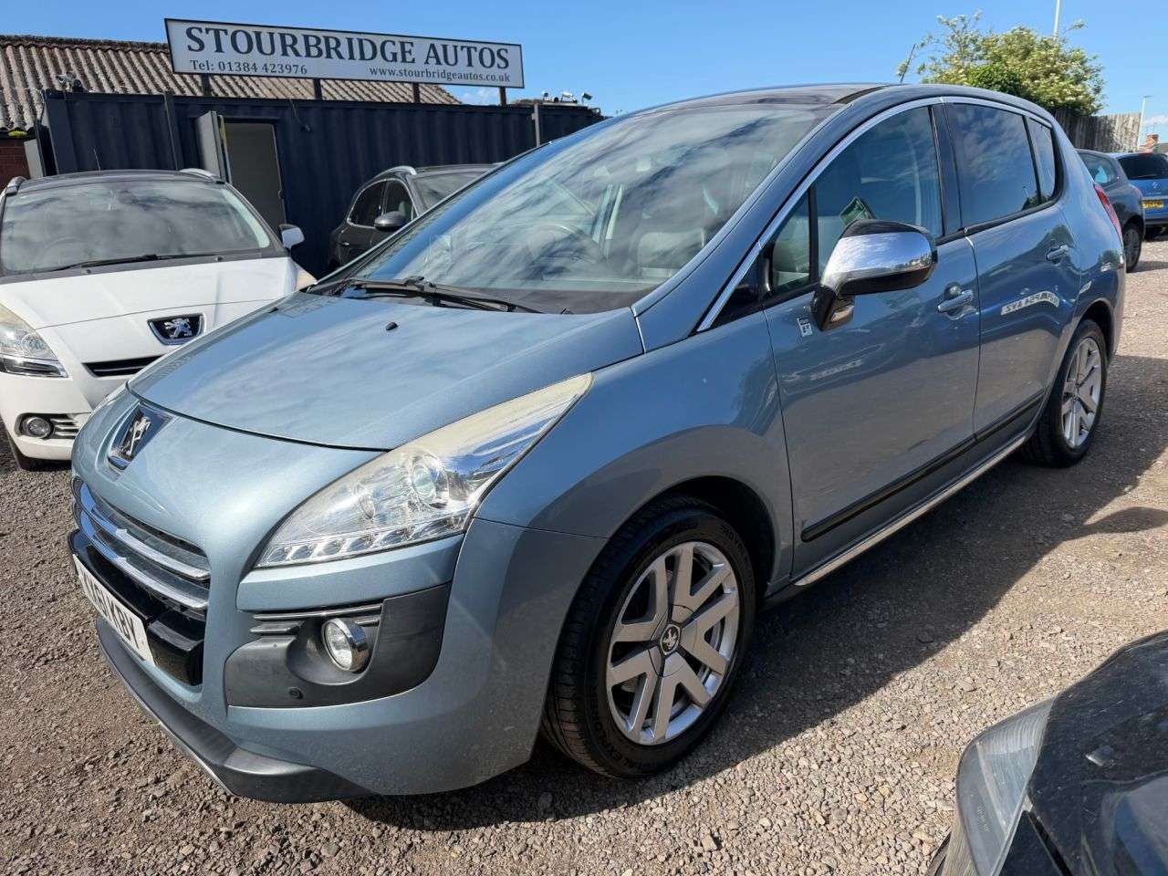 A 2011 PEUGEOT 3008 2.0 h e-HDi SUV 5dr Diesel Hybrid EGC 4WD Euro 5 (s/s) (200 ps) A 2011 PEUGEOT 3008 2.0 h e-HDi SUV 5dr Diesel Hybrid EGC 4WD Euro 5 (s/s) (200 ps)