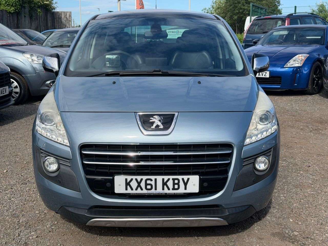 A 2011 PEUGEOT 3008 2.0 h e-HDi SUV 5dr Diesel Hybrid EGC 4WD Euro 5 (s/s) (200 ps) A 2011 PEUGEOT 3008 2.0 h e-HDi SUV 5dr Diesel Hybrid EGC 4WD Euro 5 (s/s) (200 ps)