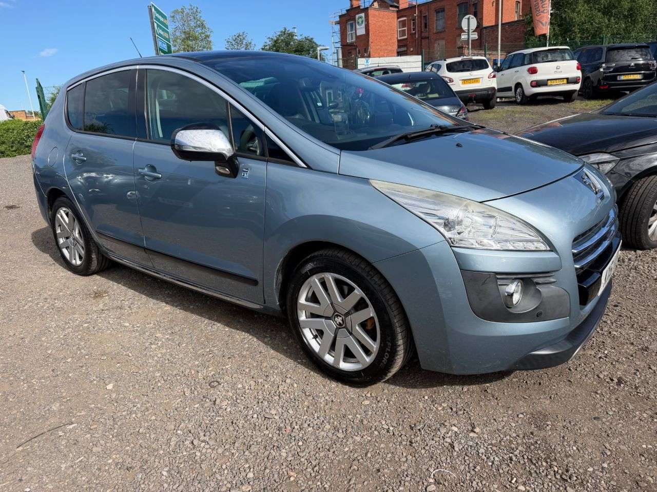 A 2011 PEUGEOT 3008 2.0 h e-HDi SUV 5dr Diesel Hybrid EGC 4WD Euro 5 (s/s) (200 ps) A 2011 PEUGEOT 3008 2.0 h e-HDi SUV 5dr Diesel Hybrid EGC 4WD Euro 5 (s/s) (200 ps)