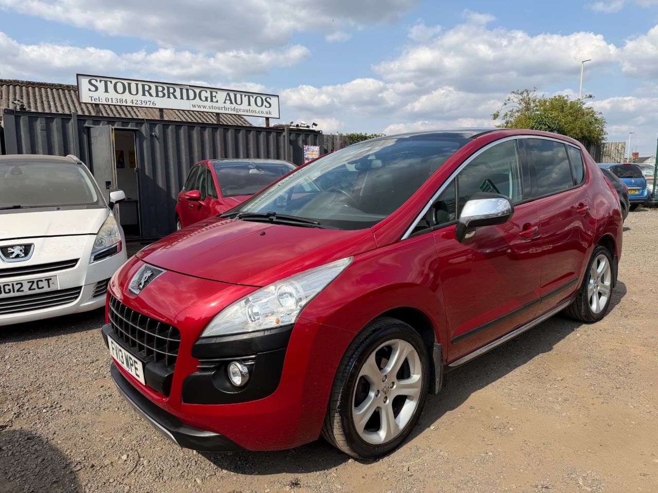 A 2013 PEUGEOT 3008 1.6 e-HDi Allure SUV 5dr Diesel EGC Euro 5 (s/s) (115 ps) ** 3 Month Warran A 2013 PEUGEOT 3008 1.6 e-HDi Allure SUV 5dr Diesel EGC Euro 5 (s/s) (115 ps) ** 3 Month Warran