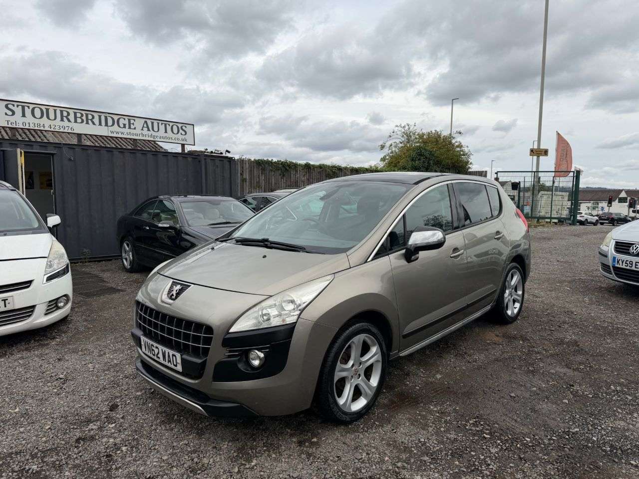 A 2012 PEUGEOT 3008 1.6 e-HDi Allure SUV 5dr Diesel EGC Euro 5 (s/s) (115 ps) A 2012 PEUGEOT 3008 1.6 e-HDi Allure SUV 5dr Diesel EGC Euro 5 (s/s) (115 ps)