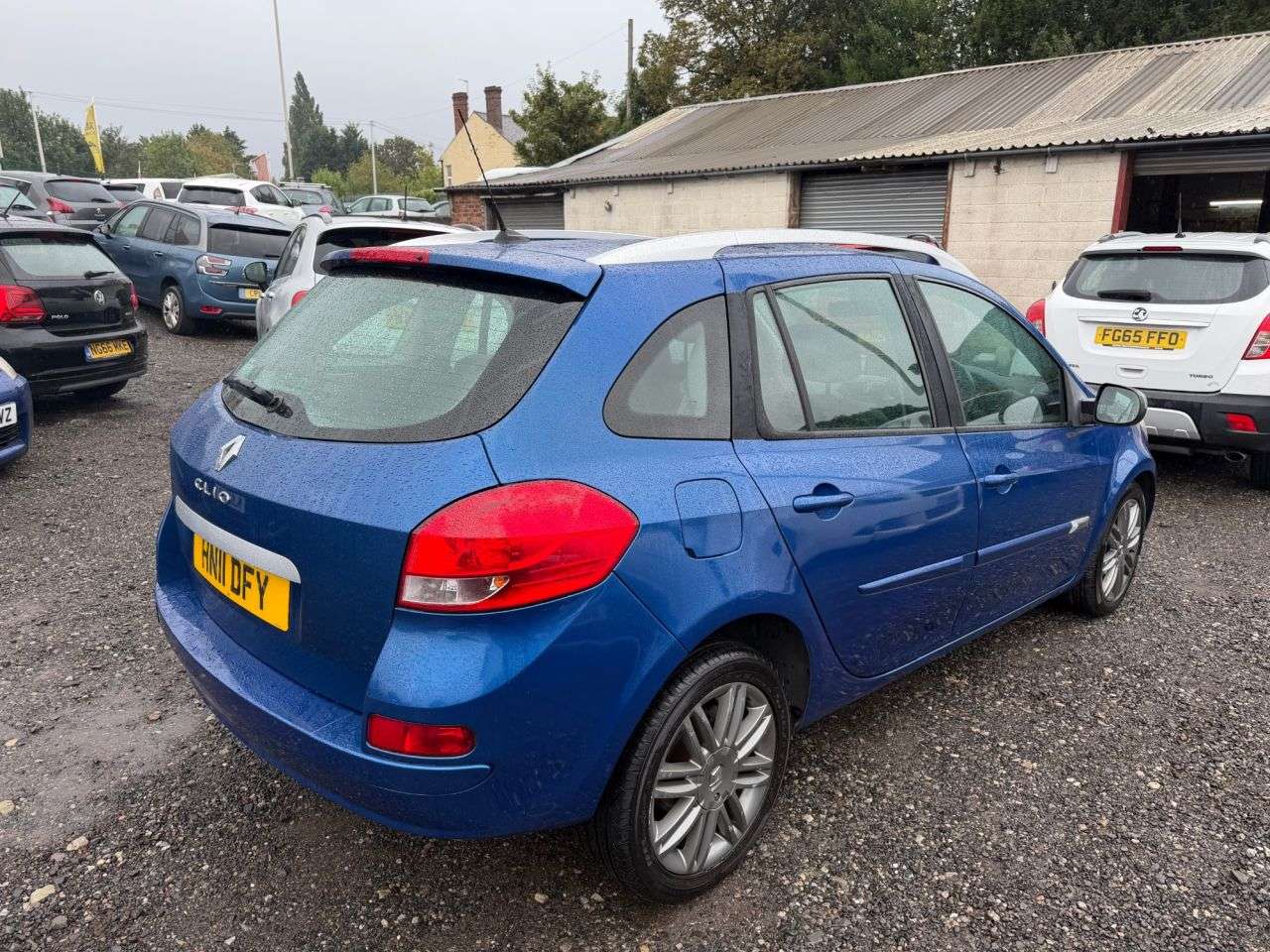 A 2011 RENAULT CLIO 1.6 VVT Dynamique TomTom Sport Tourer 5dr Petrol Auto Euro 5 (111 ps) A 2011 RENAULT CLIO 1.6 VVT Dynamique TomTom Sport Tourer 5dr Petrol Auto Euro 5 (111 ps)