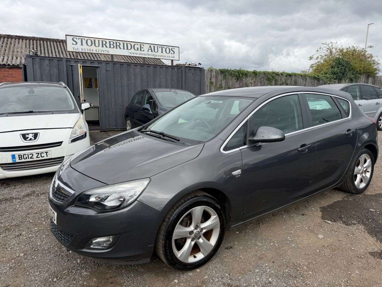 A 2012 VAUXHALL ASTRA 1.4 16v SRi Hatchback 5dr Petrol Manual Euro 5 (100 ps) ** 1 Month Warranty A 2012 VAUXHALL ASTRA 1.4 16v SRi Hatchback 5dr Petrol Manual Euro 5 (100 ps) ** 1 Month Warranty