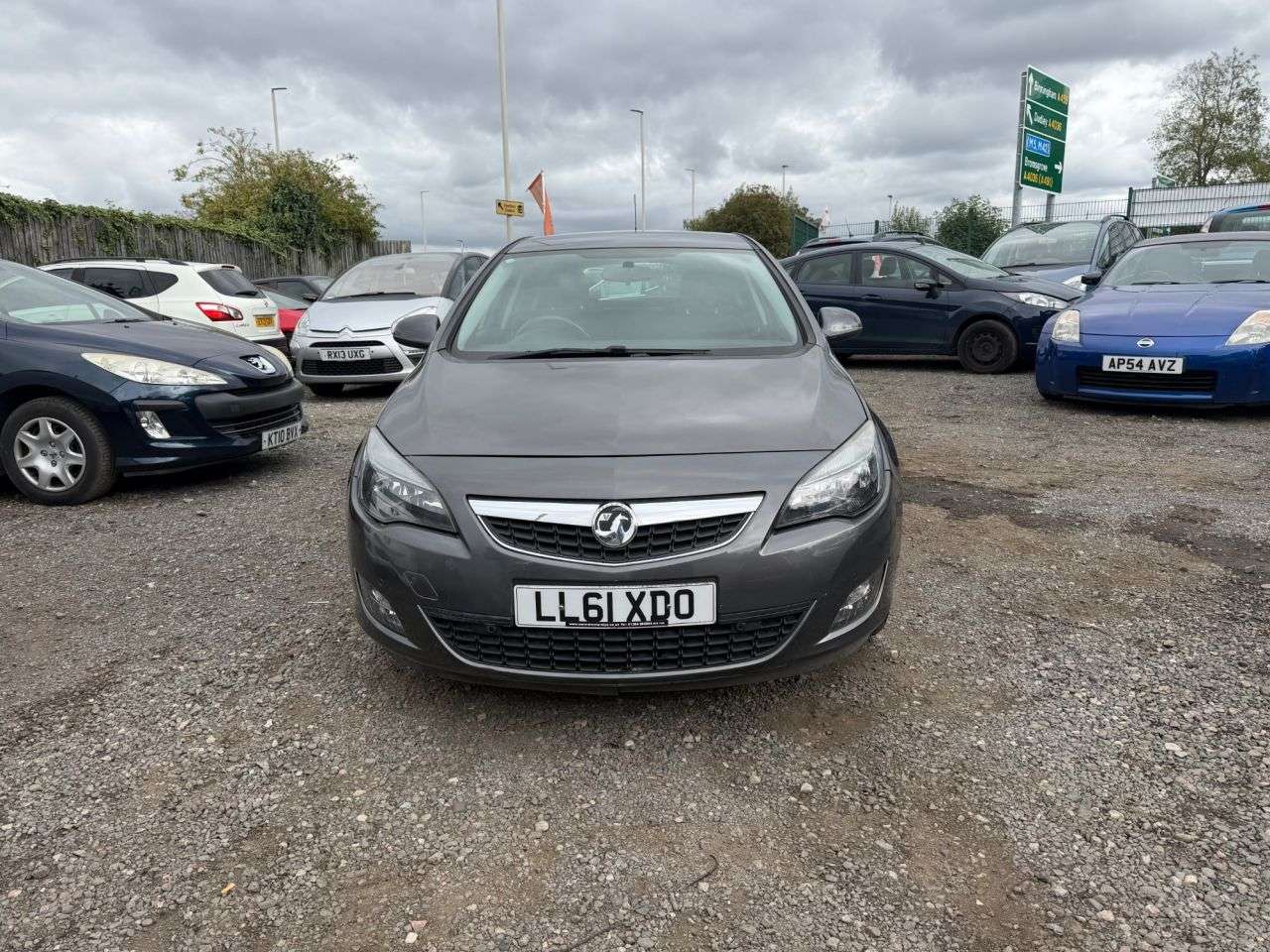 A 2012 VAUXHALL ASTRA 1.4 16v SRi Hatchback 5dr Petrol Manual Euro 5 (100 ps) ** 1 Month Warranty A 2012 VAUXHALL ASTRA 1.4 16v SRi Hatchback 5dr Petrol Manual Euro 5 (100 ps) ** 1 Month Warranty