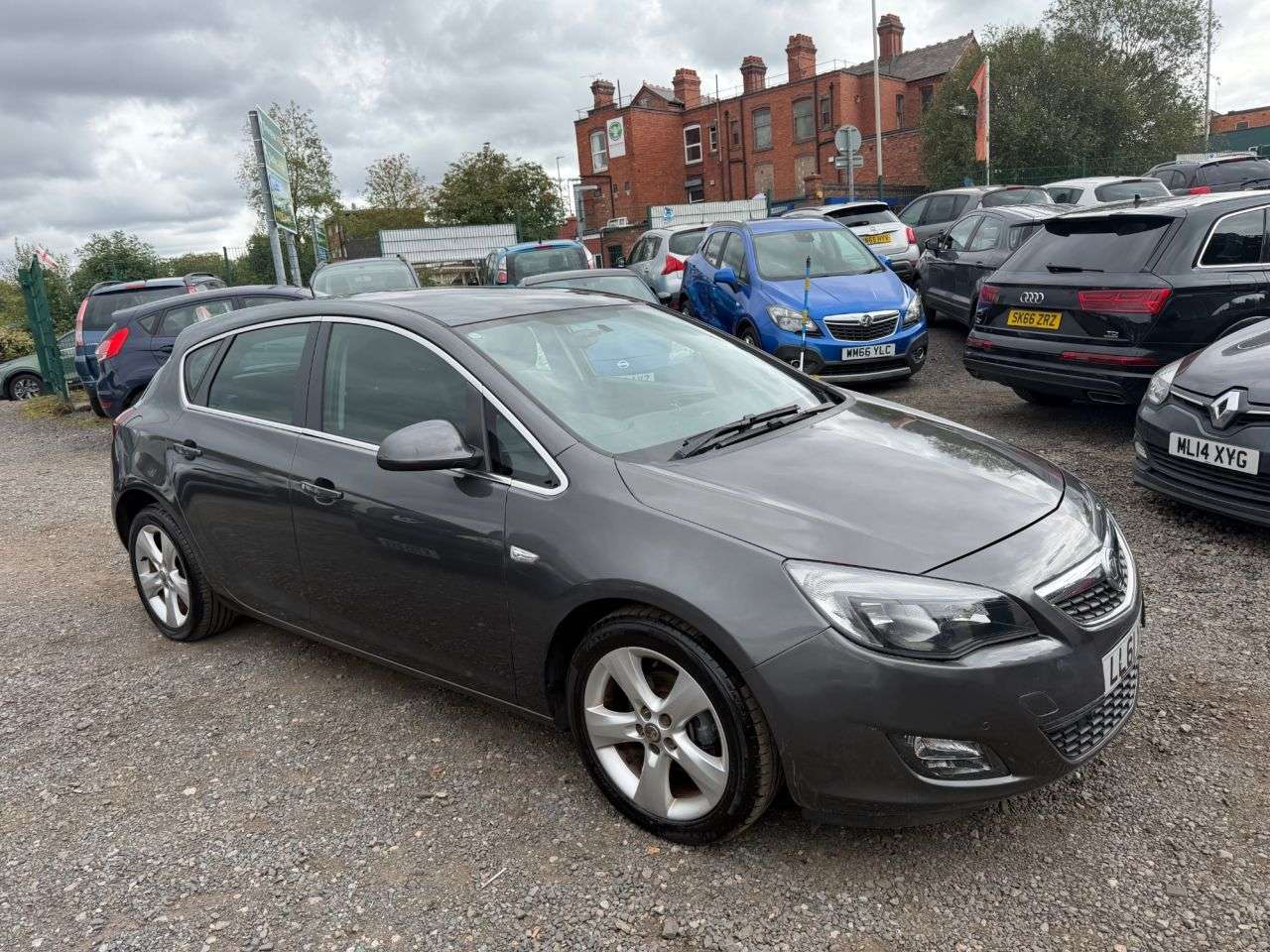 A 2012 VAUXHALL ASTRA 1.4 16v SRi Hatchback 5dr Petrol Manual Euro 5 (100 ps) ** 1 Month Warranty A 2012 VAUXHALL ASTRA 1.4 16v SRi Hatchback 5dr Petrol Manual Euro 5 (100 ps) ** 1 Month Warranty