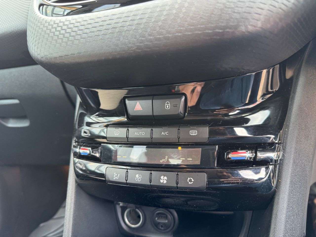 2017 PEUGEOT 2008 2017 PEUGEOT 2008