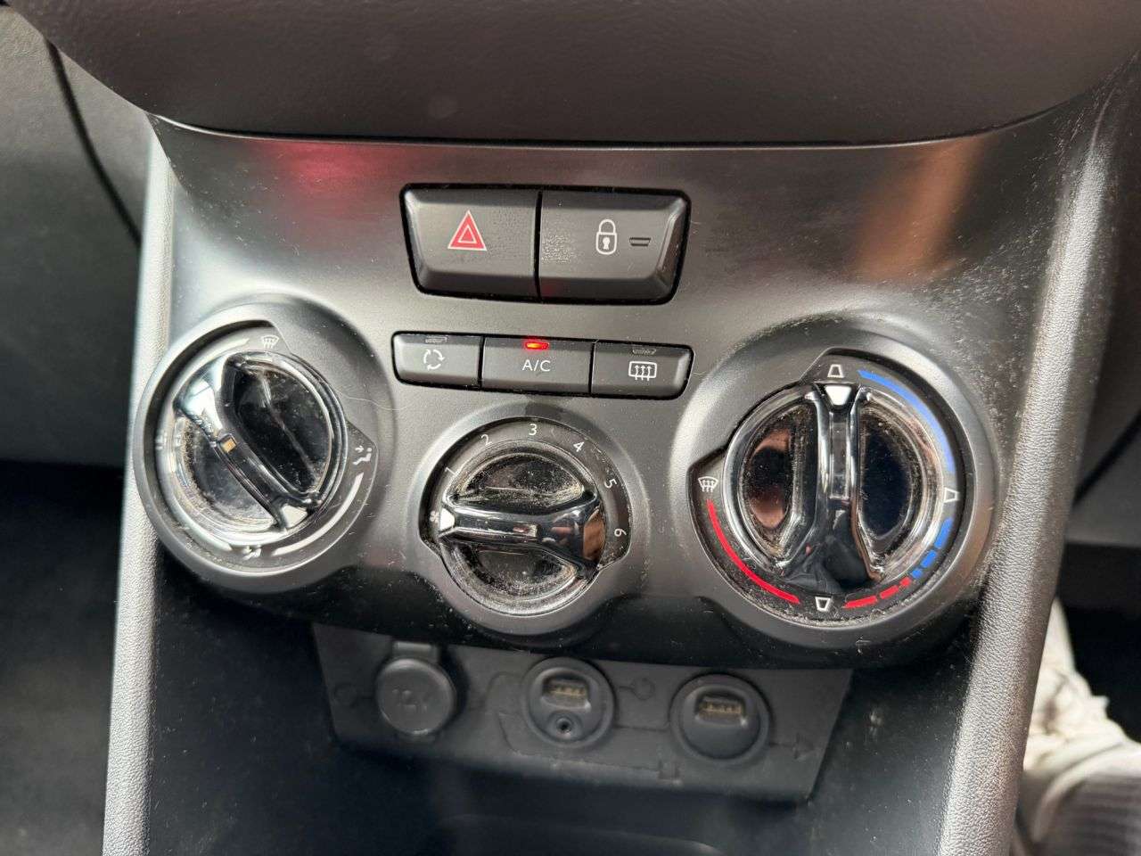 2013 PEUGEOT 208 2013 PEUGEOT 208