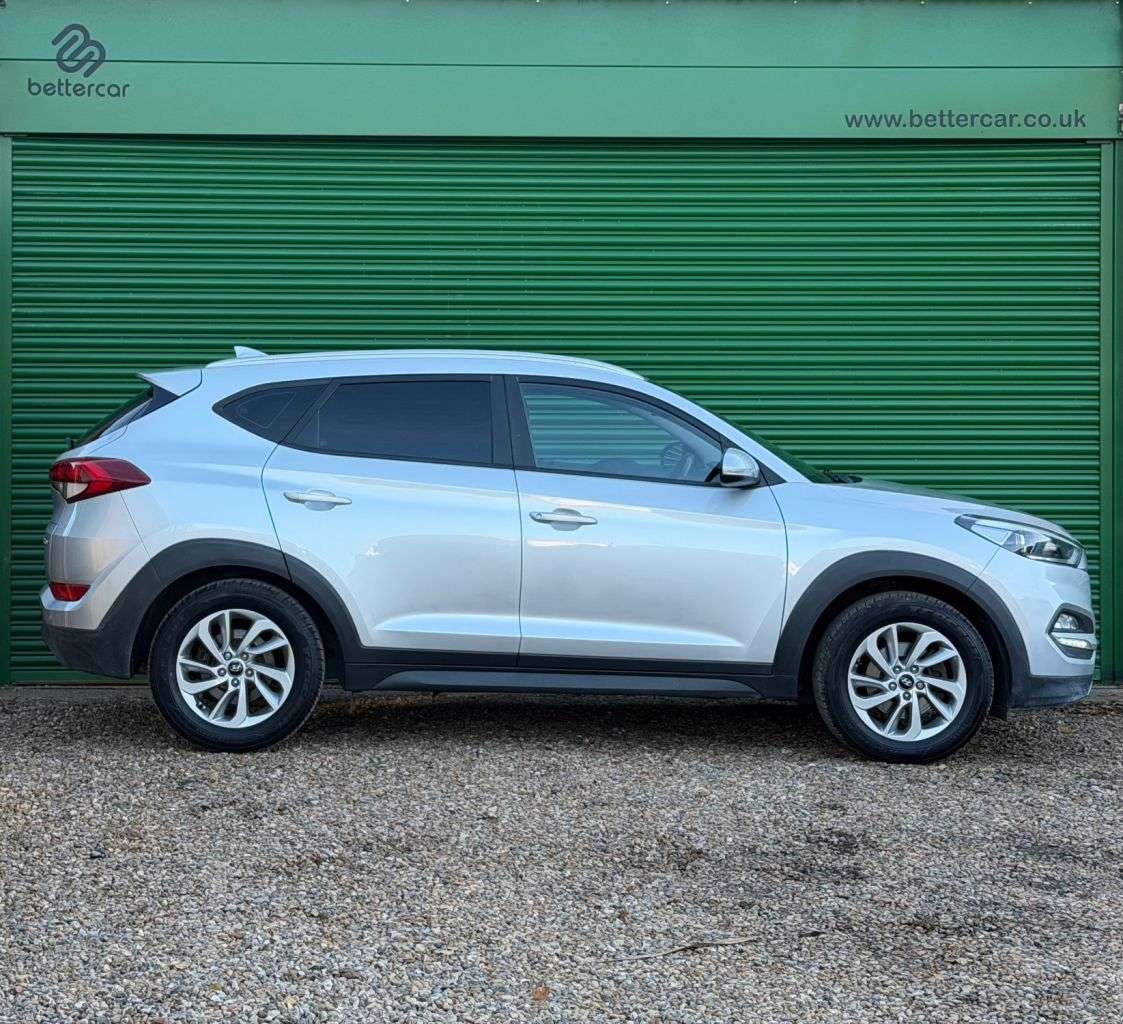 A 2016 HYUNDAI TUCSON 1.7 CRDi Blue Drive SE Nav SUV 5dr Diesel Manual Euro 6 (s/s) (116 ps) REAR A 2016 HYUNDAI TUCSON 1.7 CRDi Blue Drive SE Nav SUV 5dr Diesel Manual Euro 6 (s/s) (116 ps) REAR
