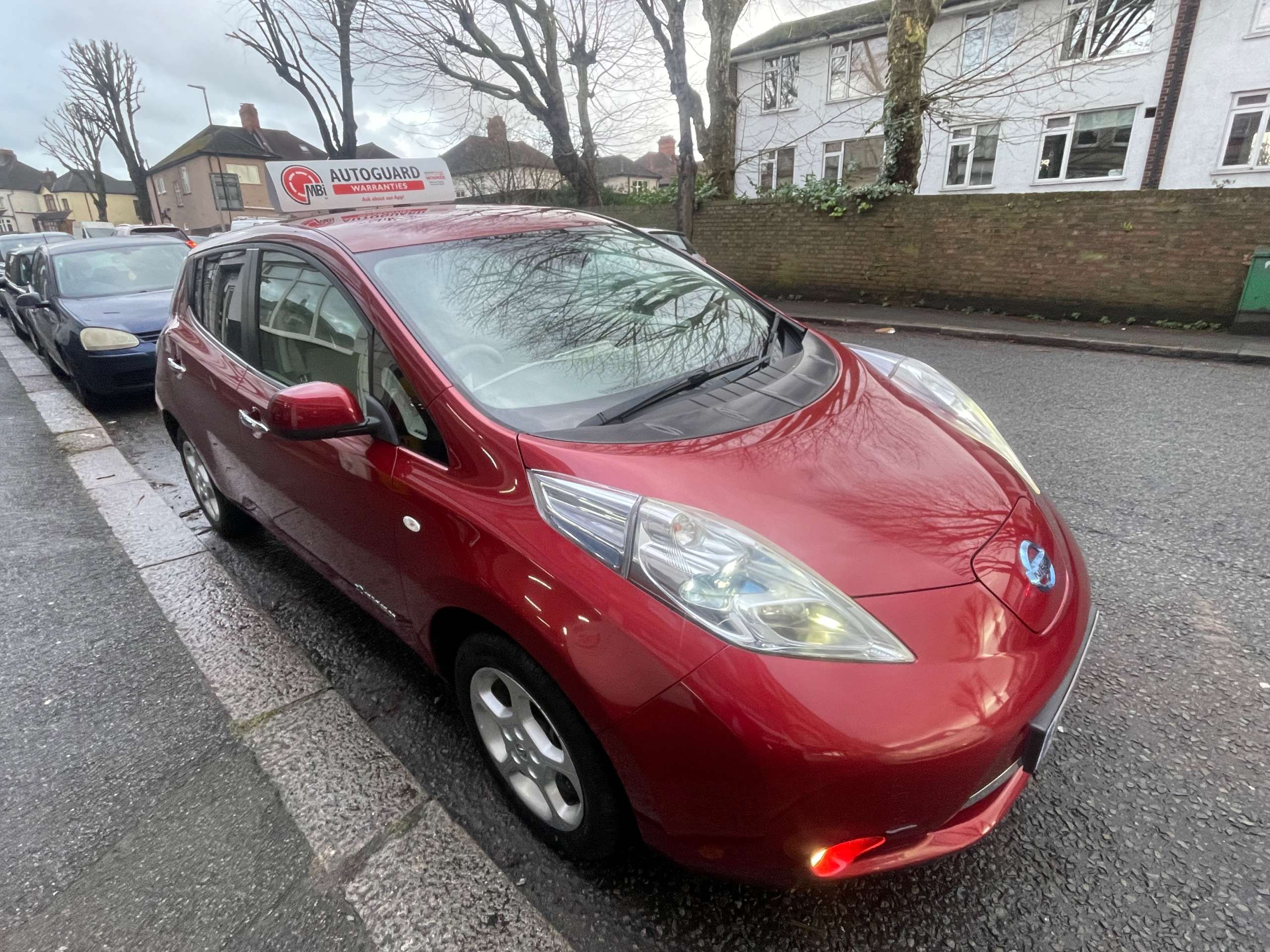 A 2011 NISSAN LEAF 24kWh Hatchback 5dr Electric Auto (107 bhp) A 2011 NISSAN LEAF 24kWh Hatchback 5dr Electric Auto (107 bhp)