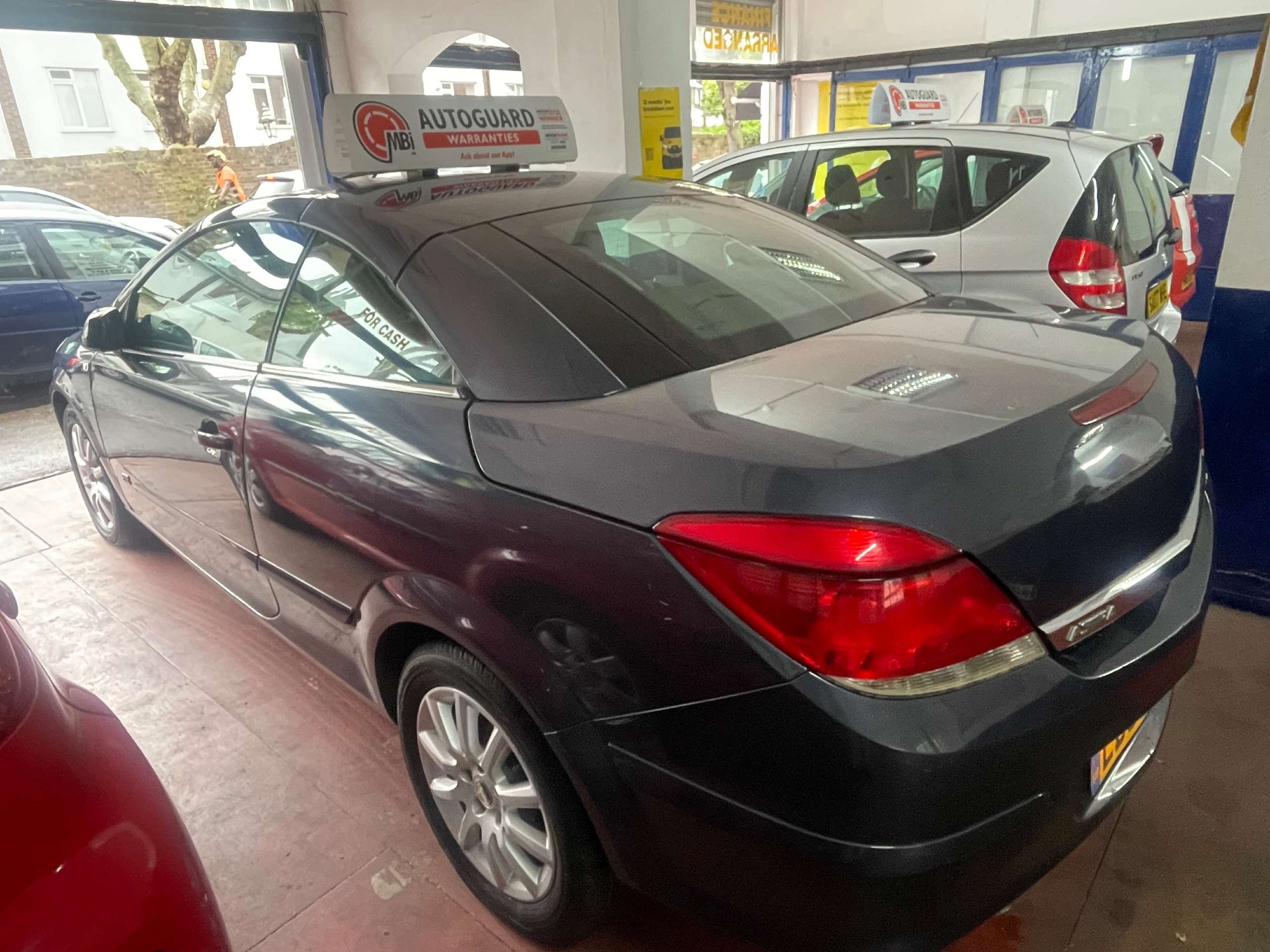 A 2006 VAUXHALL ASTRA 1.8i 16v Sport Twin Top 2dr Petrol Automatic (194 g/km, 138 bhp) A 2006 VAUXHALL ASTRA 1.8i 16v Sport Twin Top 2dr Petrol Automatic (194 g/km, 138 bhp)