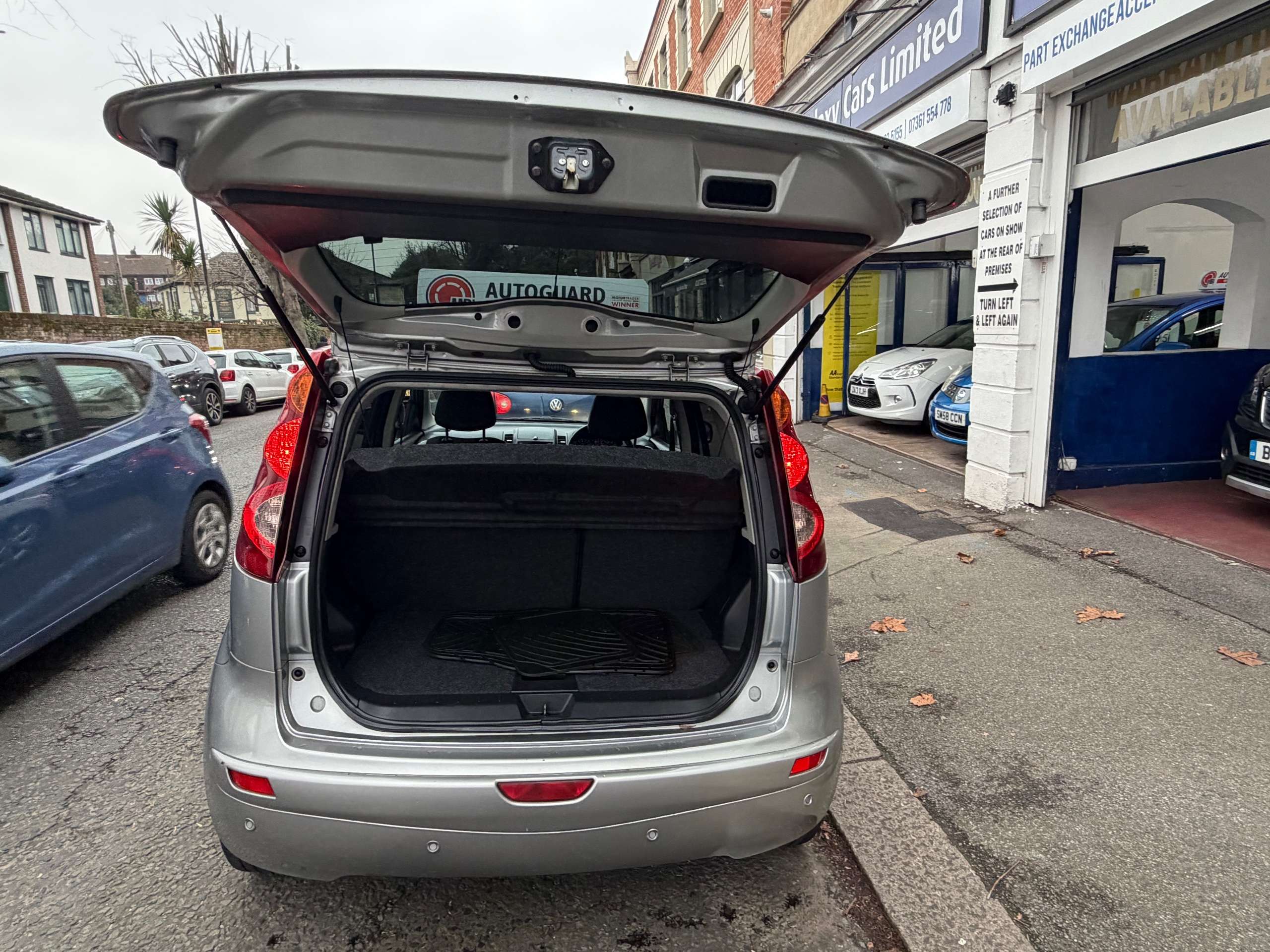 A 2010 NISSAN NOTE 1.6 16V Tekna Hatchback 5dr Petrol Auto Euro 4 (110 ps) A 2010 NISSAN NOTE 1.6 16V Tekna Hatchback 5dr Petrol Auto Euro 4 (110 ps)