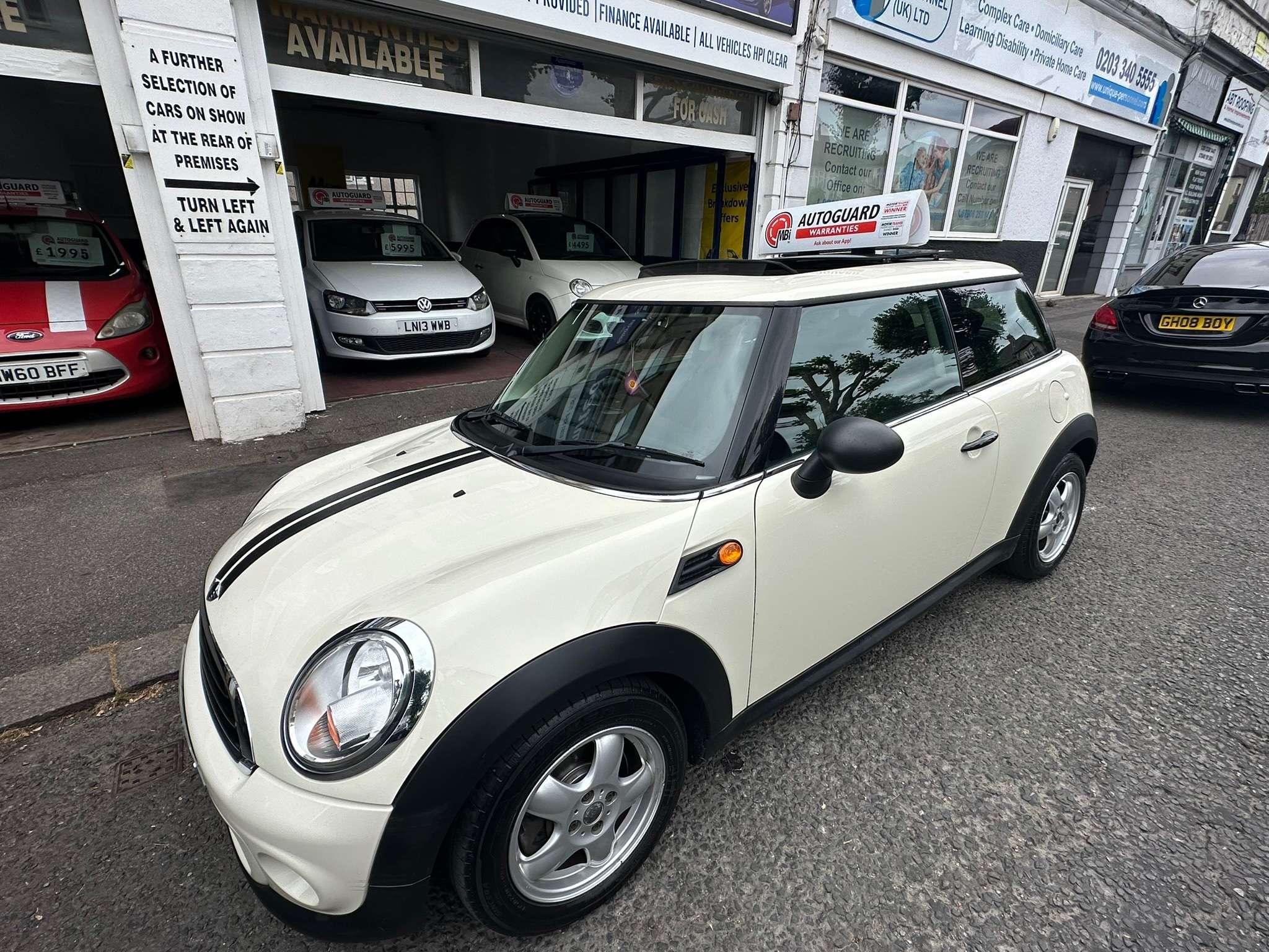 A 2010 MINI HATCH 1.6 One Hatchback 3dr Petrol Manual Euro 5 (98 ps) A 2010 MINI HATCH 1.6 One Hatchback 3dr Petrol Manual Euro 5 (98 ps)