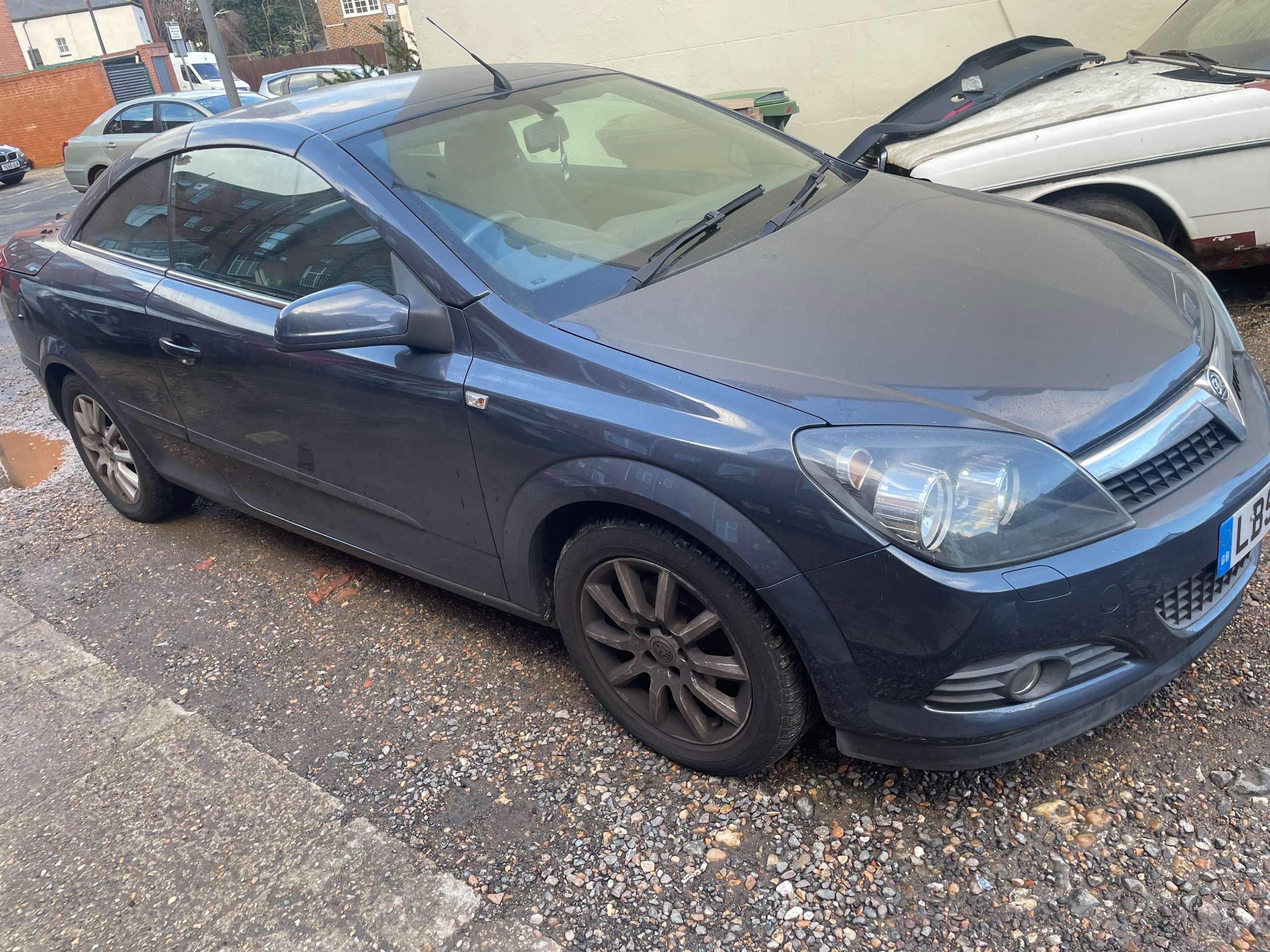 A 2006 VAUXHALL ASTRA 1.8i 16v Sport Twin Top 2dr Petrol Automatic (194 g/km, 138 bhp) A 2006 VAUXHALL ASTRA 1.8i 16v Sport Twin Top 2dr Petrol Automatic (194 g/km, 138 bhp)