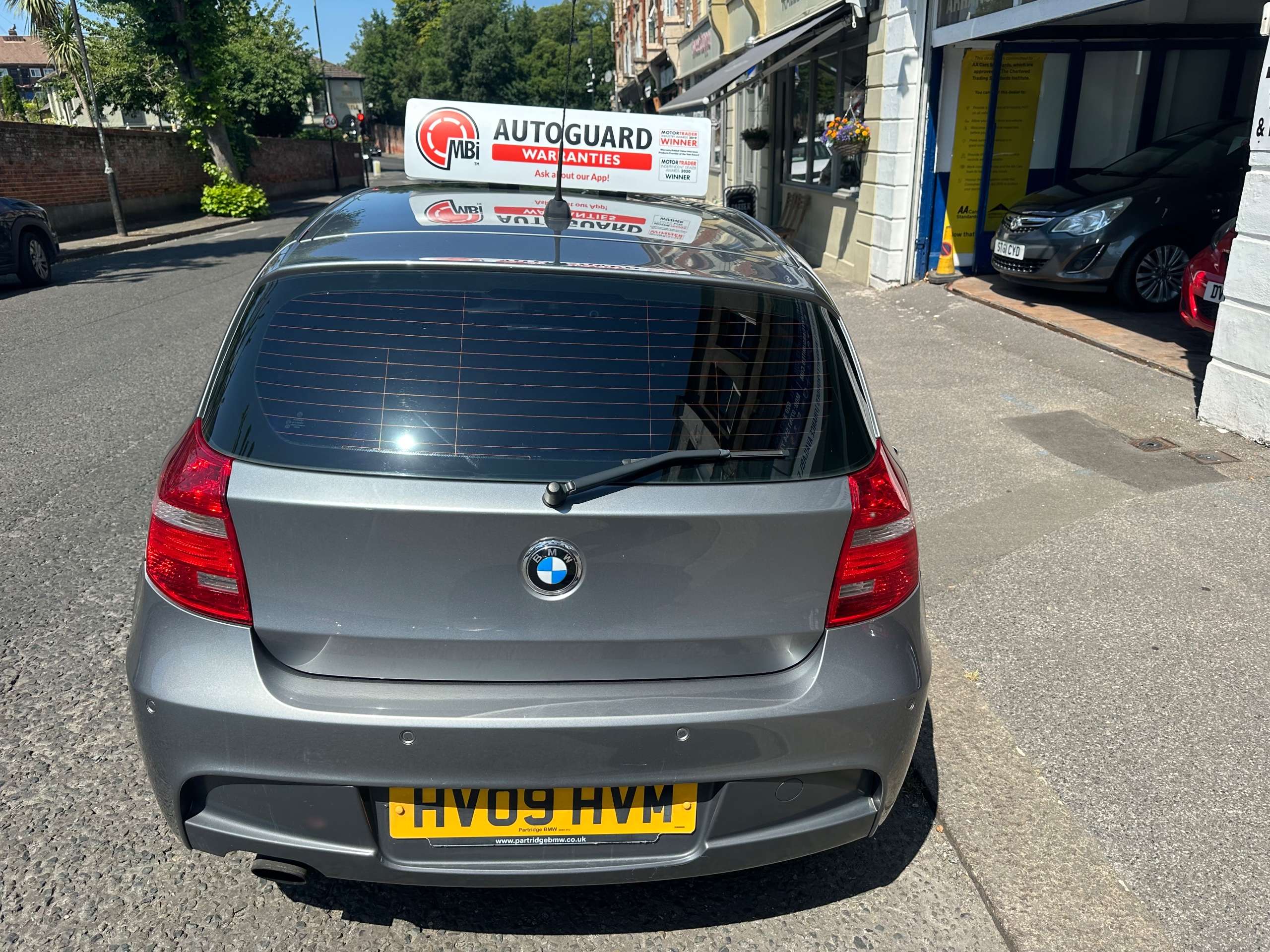 A 2009 BMW 1 SERIES 1.6 116i M Sport Hatchback 5dr Petrol Manual Euro 4 (122 bhp) A 2009 BMW 1 SERIES 1.6 116i M Sport Hatchback 5dr Petrol Manual Euro 4 (122 bhp)