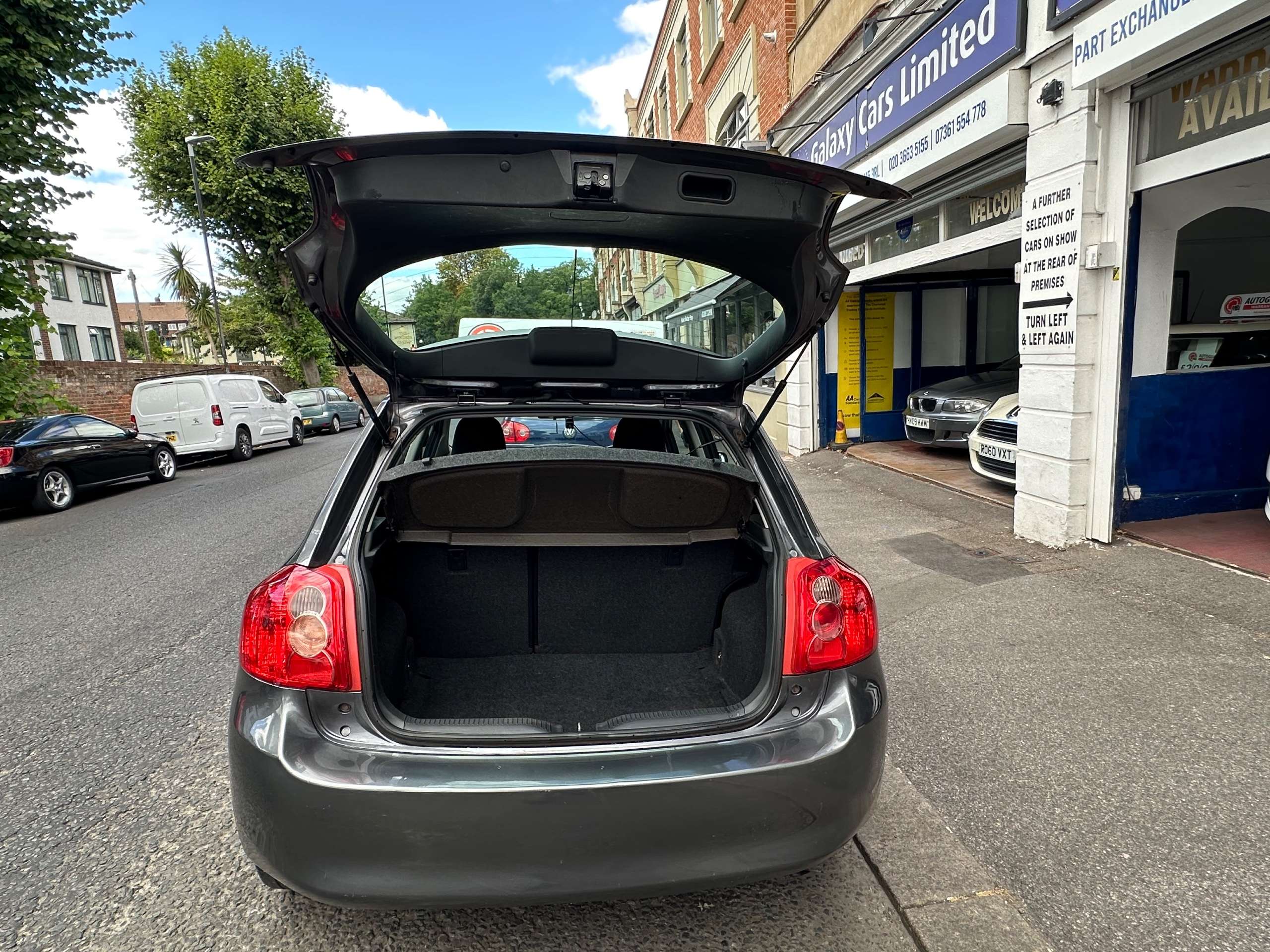 A 2009 TOYOTA AURIS 1.6 V-Matic TR Hatchback 5dr Petrol Manual (153 g/km, 124 bhp) A 2009 TOYOTA AURIS 1.6 V-Matic TR Hatchback 5dr Petrol Manual (153 g/km, 124 bhp)