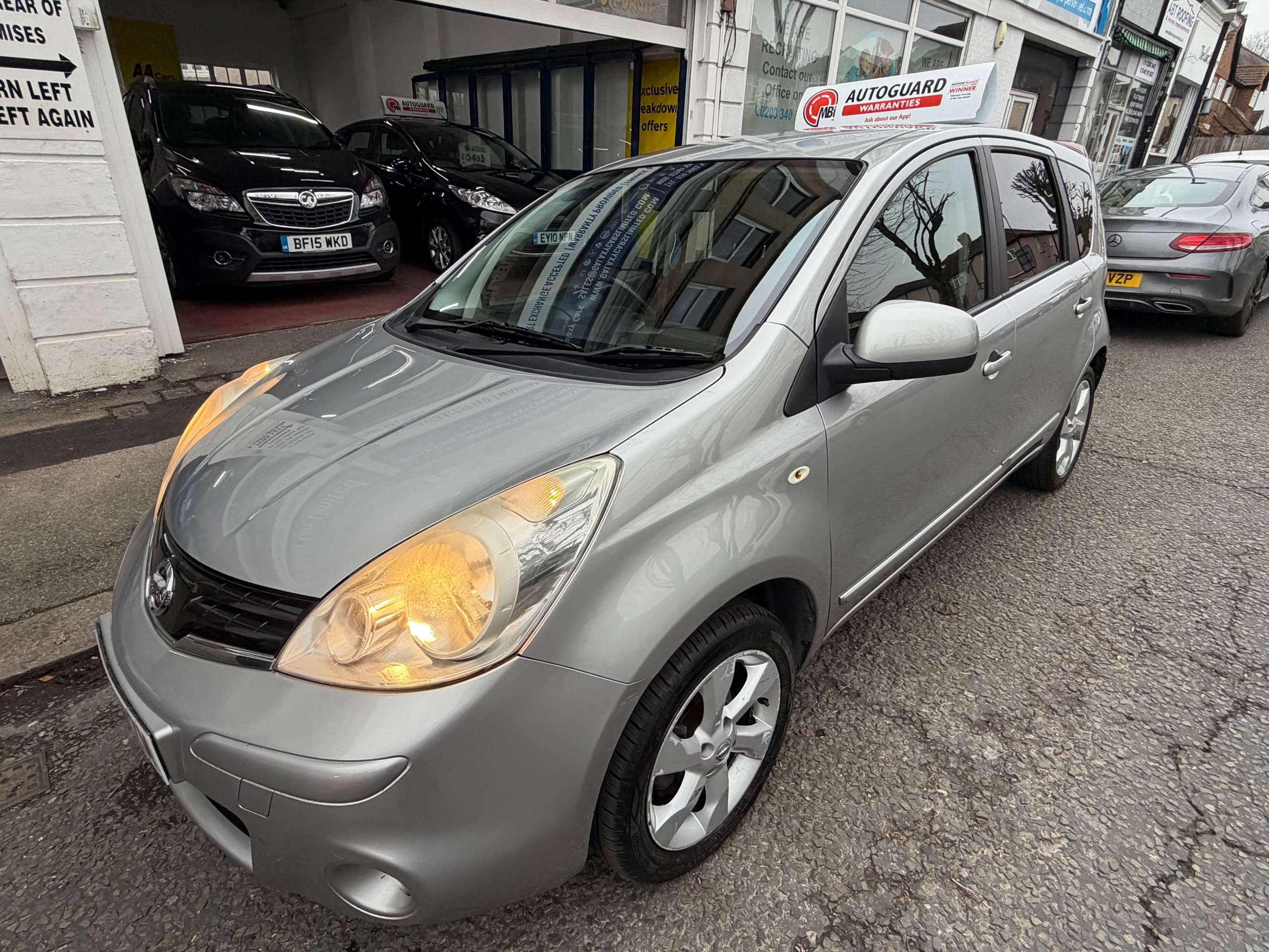 A 2010 NISSAN NOTE 1.6 16V Tekna Hatchback 5dr Petrol Auto Euro 4 (110 ps) A 2010 NISSAN NOTE 1.6 16V Tekna Hatchback 5dr Petrol Auto Euro 4 (110 ps)