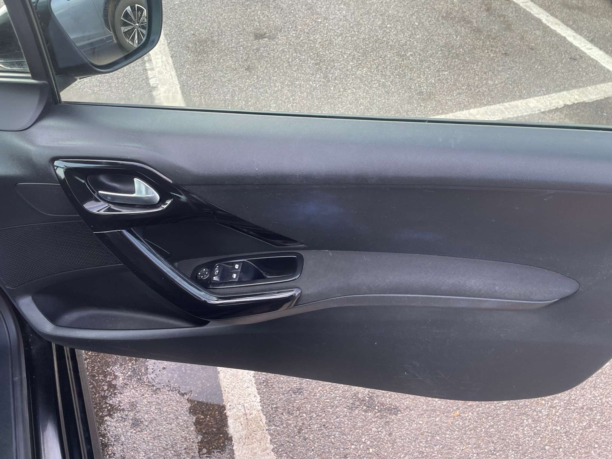 2013 PEUGEOT 208 2013 PEUGEOT 208