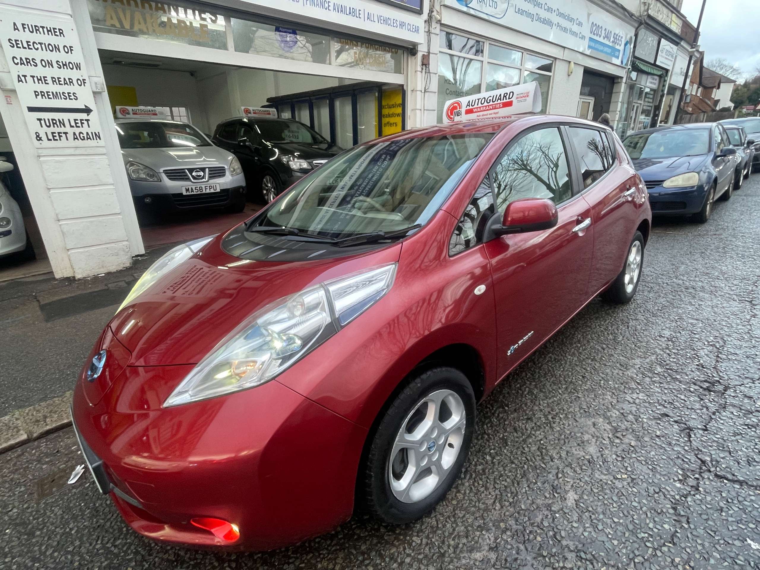 A 2011 NISSAN LEAF 24kWh Hatchback 5dr Electric Auto (107 bhp) A 2011 NISSAN LEAF 24kWh Hatchback 5dr Electric Auto (107 bhp)