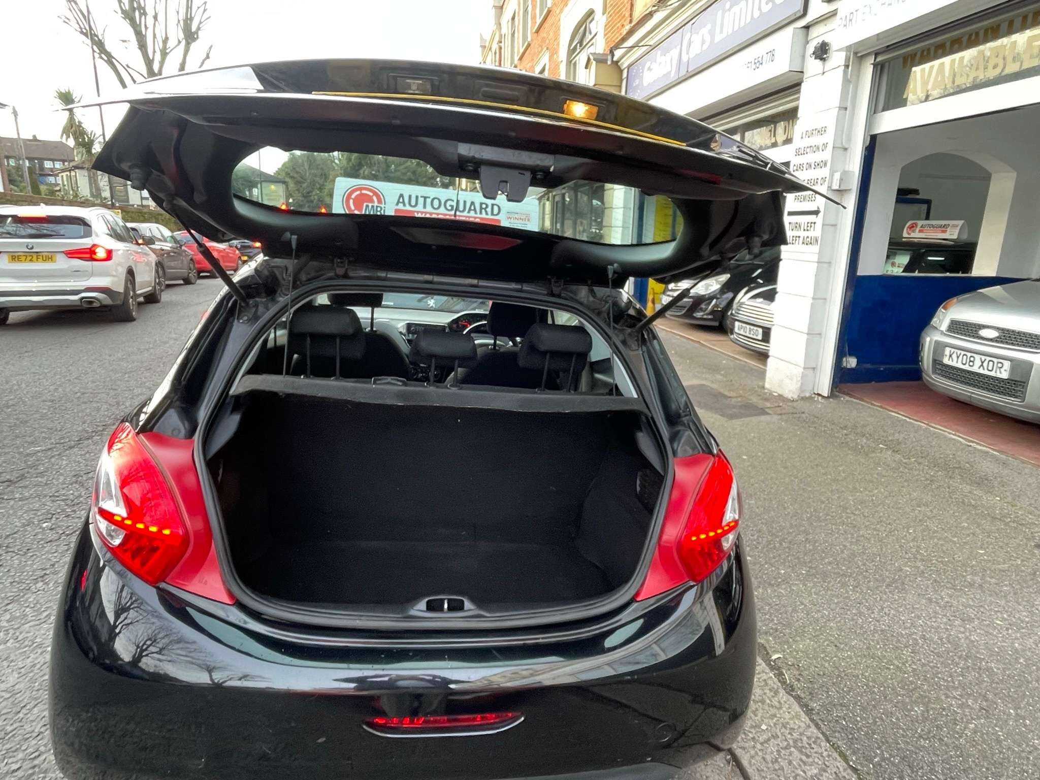 2013 PEUGEOT 208 2013 PEUGEOT 208