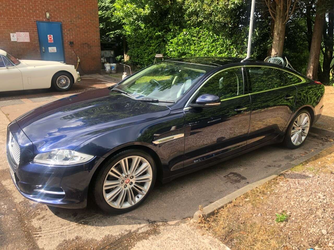 A 2014 JAGUAR XJ 3.0 D V6 PORTFOLIO L 4d AUTO 275 BHP LWB REVERSING CAMERA -CRUISE-2XKEYS A 2014 JAGUAR XJ 3.0 D V6 PORTFOLIO L 4d AUTO 275 BHP LWB REVERSING CAMERA -CRUISE-2XKEYS