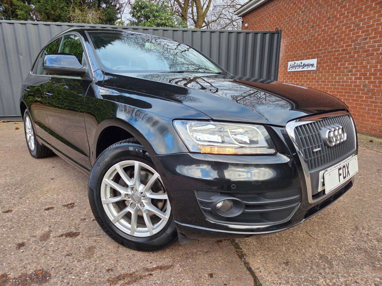 A 2009 AUDI Q5 2.0 TDI SE SUV 5dr Diesel S Tronic quattro Euro 4 (170 ps) BLACK HEATED LEA A 2009 AUDI Q5 2.0 TDI SE SUV 5dr Diesel S Tronic quattro Euro 4 (170 ps) BLACK HEATED LEA