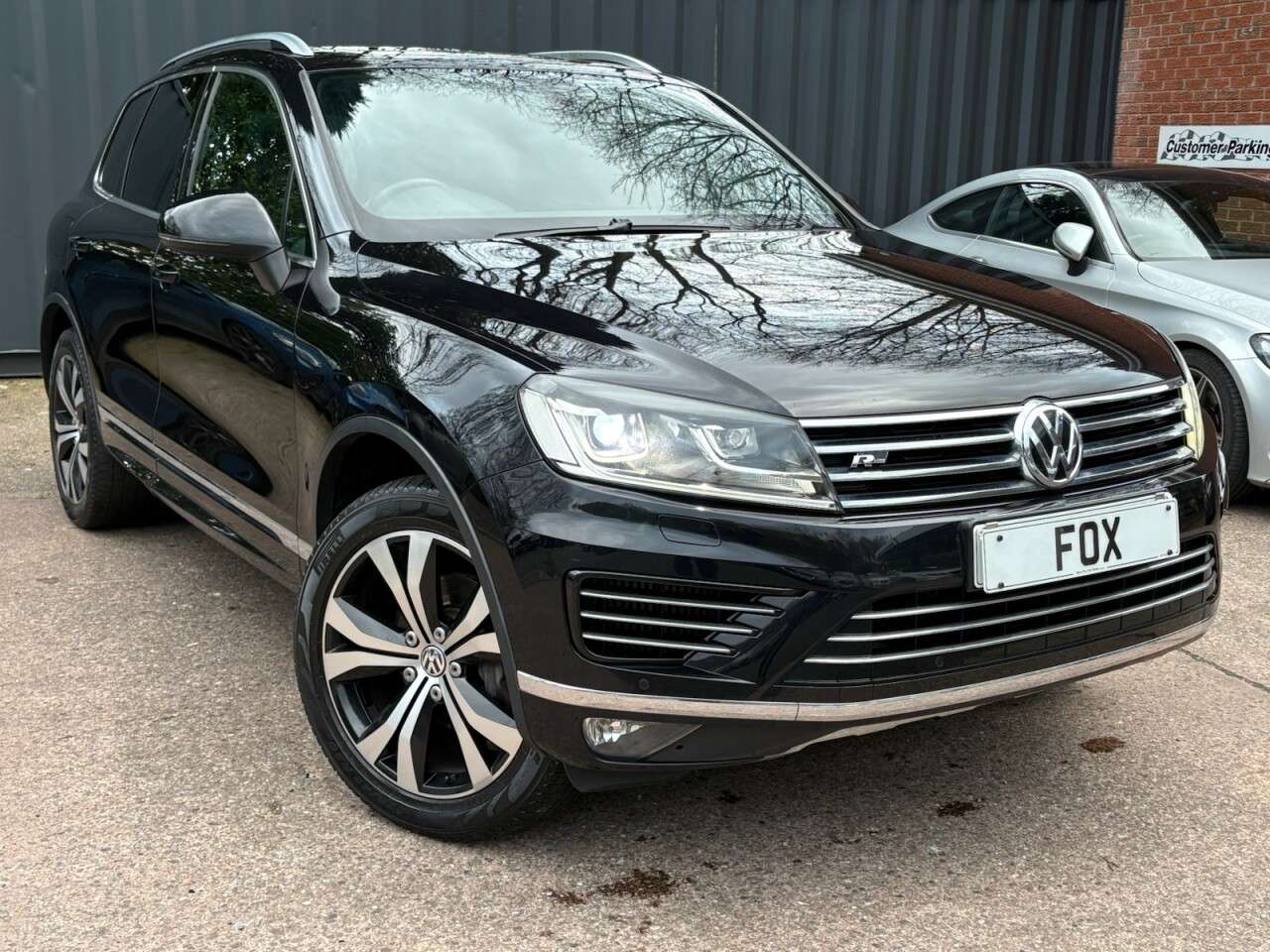 A 2015 VOLKSWAGEN TOUAREG 3.0 TDI V6 BlueMotion Tech R-Line SUV 5dr Diesel Tiptronic 4WD Euro 6 (s/s) A 2015 VOLKSWAGEN TOUAREG 3.0 TDI V6 BlueMotion Tech R-Line SUV 5dr Diesel Tiptronic 4WD Euro 6 (s/s)