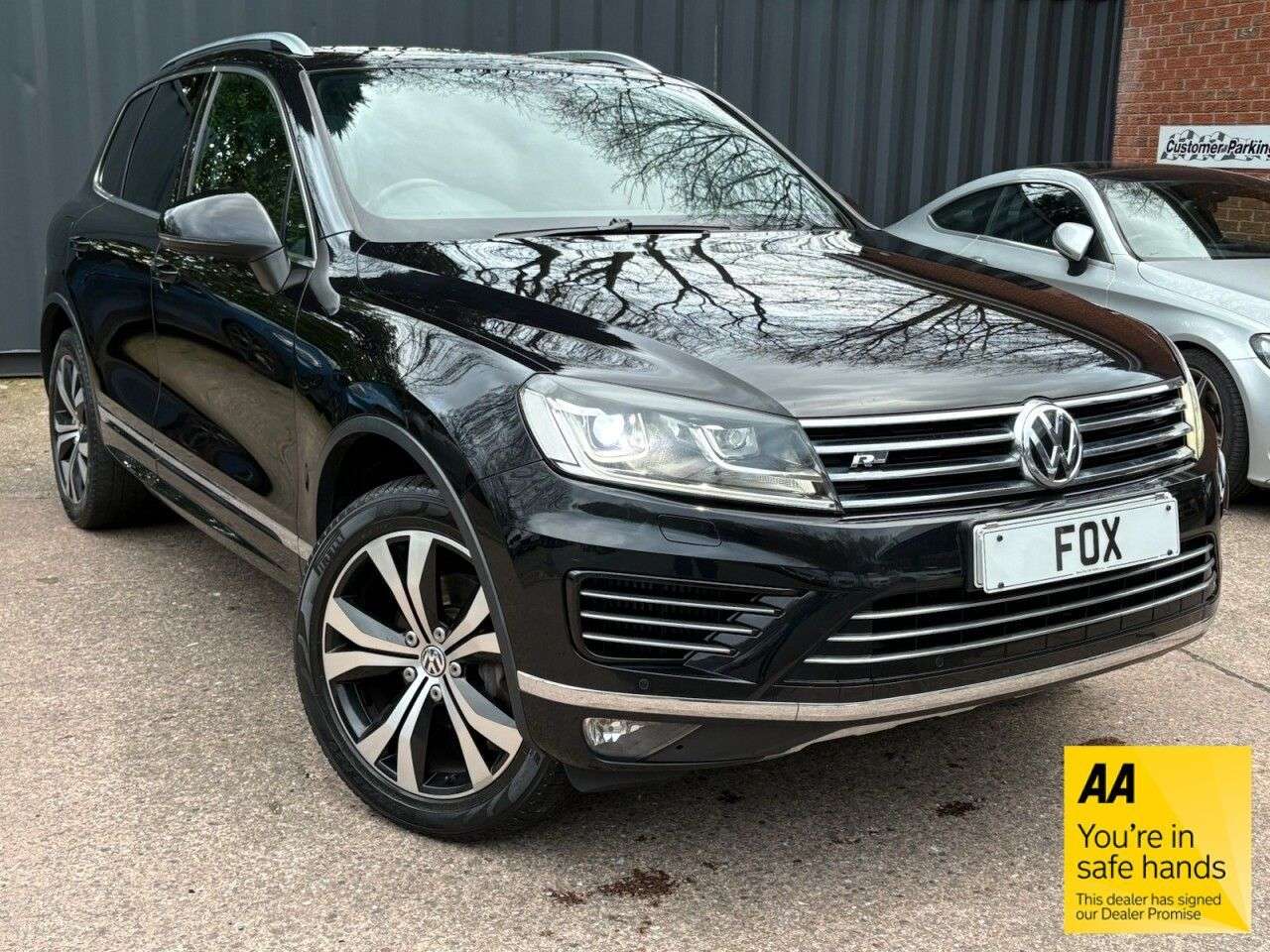 A 2015 VOLKSWAGEN TOUAREG 3.0 TDI V6 BlueMotion Tech R-Line SUV 5dr Diesel Tiptronic 4WD Euro 6 (s/s) A 2015 VOLKSWAGEN TOUAREG 3.0 TDI V6 BlueMotion Tech R-Line SUV 5dr Diesel Tiptronic 4WD Euro 6 (s/s)