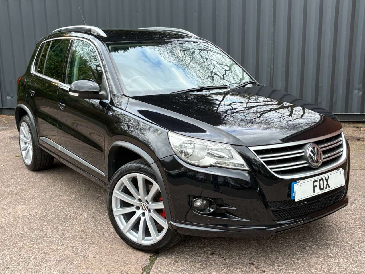 A 2010 VOLKSWAGEN TIGUAN 2.0 TDI R-Line SUV 5dr Diesel Auto 4WD Euro 5 (140 ps) 4 X 4,SAT NAVIGATION A 2010 VOLKSWAGEN TIGUAN 2.0 TDI R-Line SUV 5dr Diesel Auto 4WD Euro 5 (140 ps) 4 X 4,SAT NAVIGATION