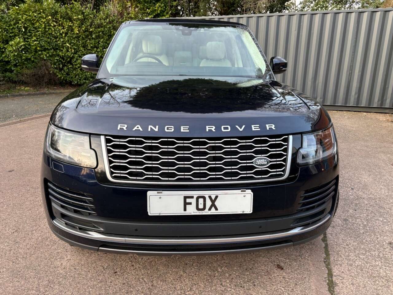 A 2020 LAND ROVER RANGE ROVER 3.0 SD V6 Vogue SUV 5dr Diesel Auto 4WD Euro 6 (s/s) (275 ps) PANORAMIC ROO A 2020 LAND ROVER RANGE ROVER 3.0 SD V6 Vogue SUV 5dr Diesel Auto 4WD Euro 6 (s/s) (275 ps) PANORAMIC ROO