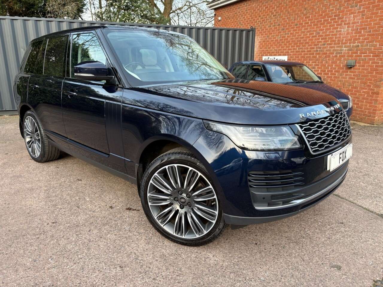 A 2020 LAND ROVER RANGE ROVER 3.0 SD V6 Vogue SUV 5dr Diesel Auto 4WD Euro 6 (s/s) (275 ps) PANORAMIC ROO A 2020 LAND ROVER RANGE ROVER 3.0 SD V6 Vogue SUV 5dr Diesel Auto 4WD Euro 6 (s/s) (275 ps) PANORAMIC ROO