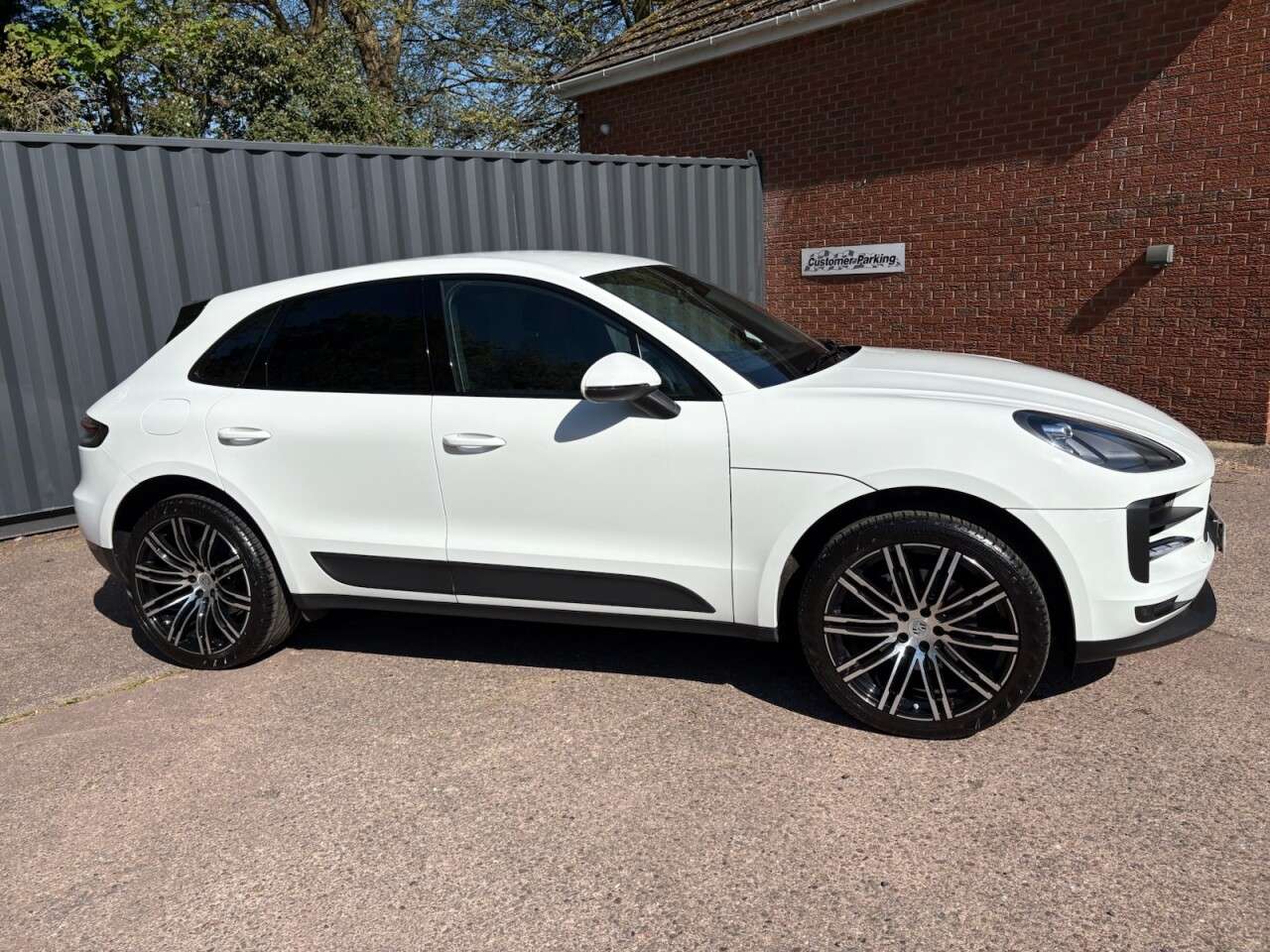 A 2020 PORSCHE MACAN 2.0T SUV 5dr Petrol PDK 4WD Euro 6 (s/s) (245 ps) SATELLITE NAVIGATION/DAB A 2020 PORSCHE MACAN 2.0T SUV 5dr Petrol PDK 4WD Euro 6 (s/s) (245 ps) SATELLITE NAVIGATION/DAB