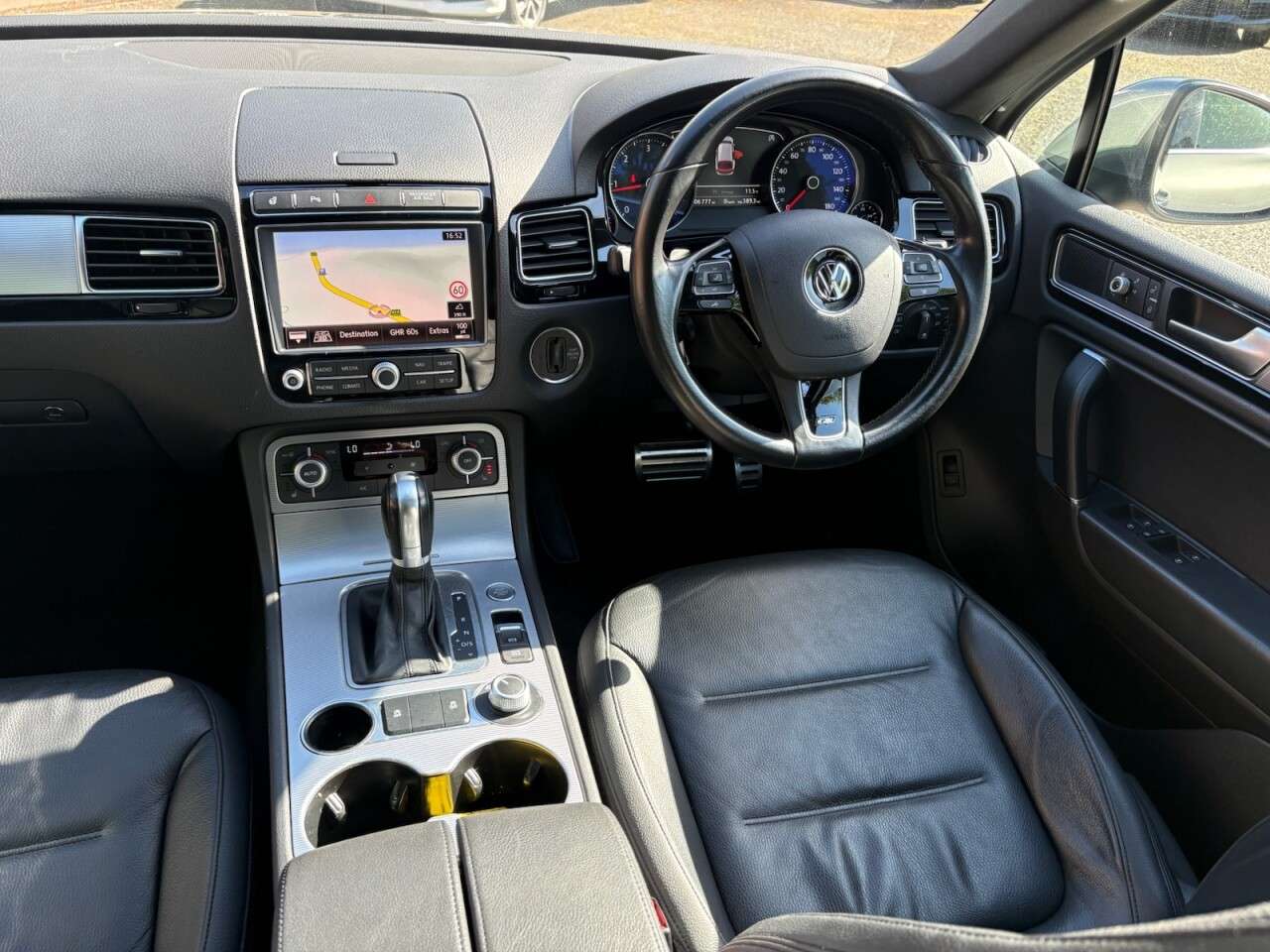 A 2015 VOLKSWAGEN TOUAREG 3.0 TDI V6 BlueMotion Tech R-Line SUV 5dr Diesel Tiptronic 4WD Euro 6 (s/s) A 2015 VOLKSWAGEN TOUAREG 3.0 TDI V6 BlueMotion Tech R-Line SUV 5dr Diesel Tiptronic 4WD Euro 6 (s/s)