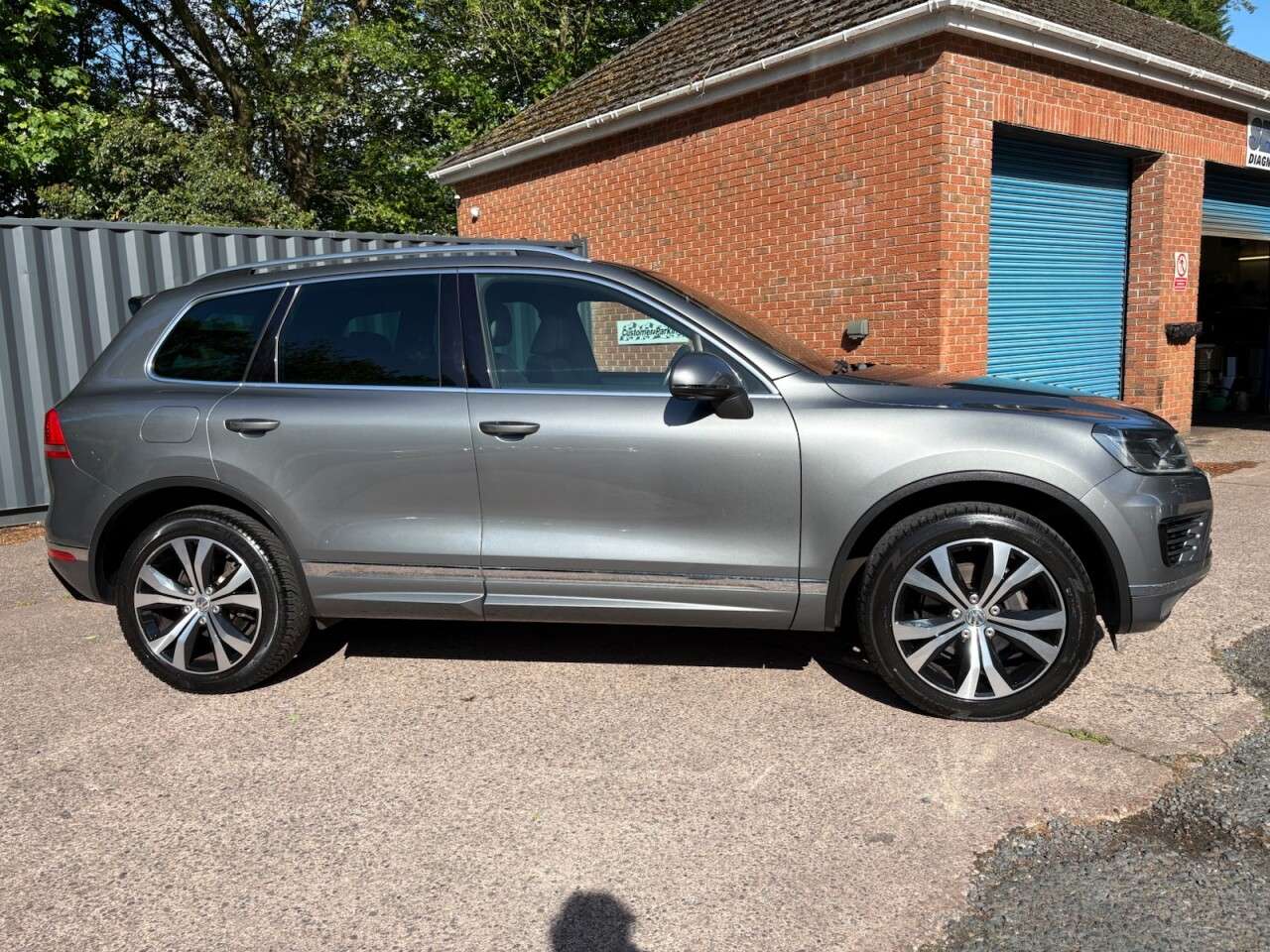A 2015 VOLKSWAGEN TOUAREG 3.0 TDI V6 BlueMotion Tech R-Line SUV 5dr Diesel Tiptronic 4WD Euro 6 (s/s) A 2015 VOLKSWAGEN TOUAREG 3.0 TDI V6 BlueMotion Tech R-Line SUV 5dr Diesel Tiptronic 4WD Euro 6 (s/s)