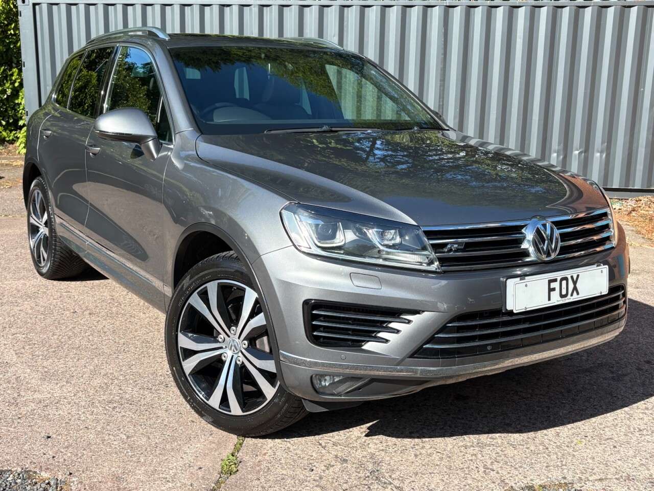 A 2015 VOLKSWAGEN TOUAREG 3.0 TDI V6 BlueMotion Tech R-Line SUV 5dr Diesel Tiptronic 4WD Euro 6 (s/s) A 2015 VOLKSWAGEN TOUAREG 3.0 TDI V6 BlueMotion Tech R-Line SUV 5dr Diesel Tiptronic 4WD Euro 6 (s/s)
