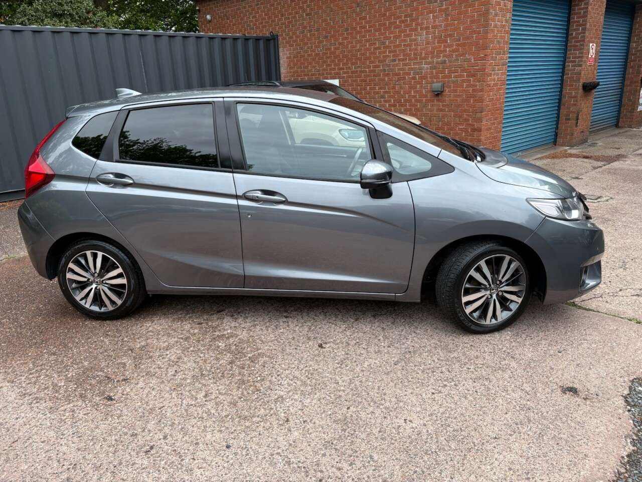 A 2017 HONDA JAZZ 1.3 i-VTEC EX Navi Hatchback 5dr Petrol Manual Euro 6 (s/s) (102 ps) SAT NA A 2017 HONDA JAZZ 1.3 i-VTEC EX Navi Hatchback 5dr Petrol Manual Euro 6 (s/s) (102 ps) SAT NA