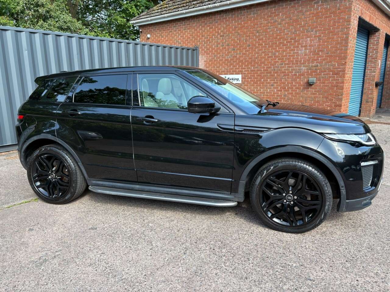 A 2016 LAND ROVER RANGE ROVER EVOQUE 2.0 TD4 HSE Dynamic Lux SUV 5dr Diesel Auto 4WD Euro 6 (s/s) (180 ps) 20INC A 2016 LAND ROVER RANGE ROVER EVOQUE 2.0 TD4 HSE Dynamic Lux SUV 5dr Diesel Auto 4WD Euro 6 (s/s) (180 ps) 20INC