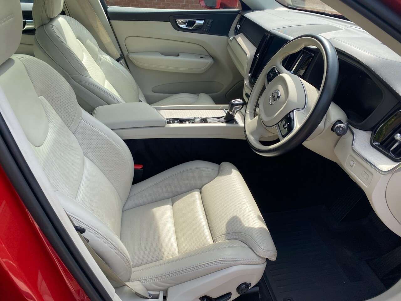 A 2019 VOLVO XC60 2.0 T5 Inscription Pro SUV 5dr Petrol Auto AWD Euro 6 (s/s) (250 ps) CRUISE A 2019 VOLVO XC60 2.0 T5 Inscription Pro SUV 5dr Petrol Auto AWD Euro 6 (s/s) (250 ps) CRUISE