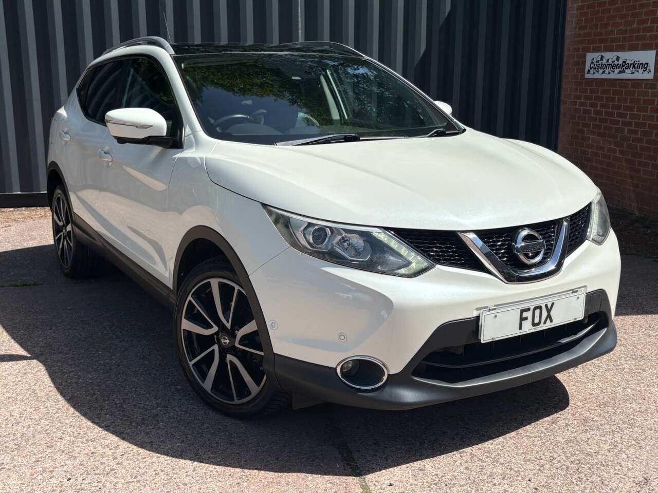 A 2014 NISSAN QASHQAI 1.6 dCi Tekna SUV 5dr Diesel Manual 2WD Euro 5 (s/s) (130 ps) REVERSING CAM A 2014 NISSAN QASHQAI 1.6 dCi Tekna SUV 5dr Diesel Manual 2WD Euro 5 (s/s) (130 ps) REVERSING CAM