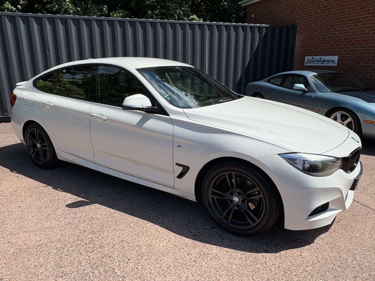 A 2016 BMW 3 SERIES GRAN TURISMO 2.0 320d M Sport GT 5dr Diesel Auto Euro 6 (s/s) (190 ps) PRIVACY GLASS-PAR A 2016 BMW 3 SERIES GRAN TURISMO 2.0 320d M Sport GT 5dr Diesel Auto Euro 6 (s/s) (190 ps) PRIVACY GLASS-PAR