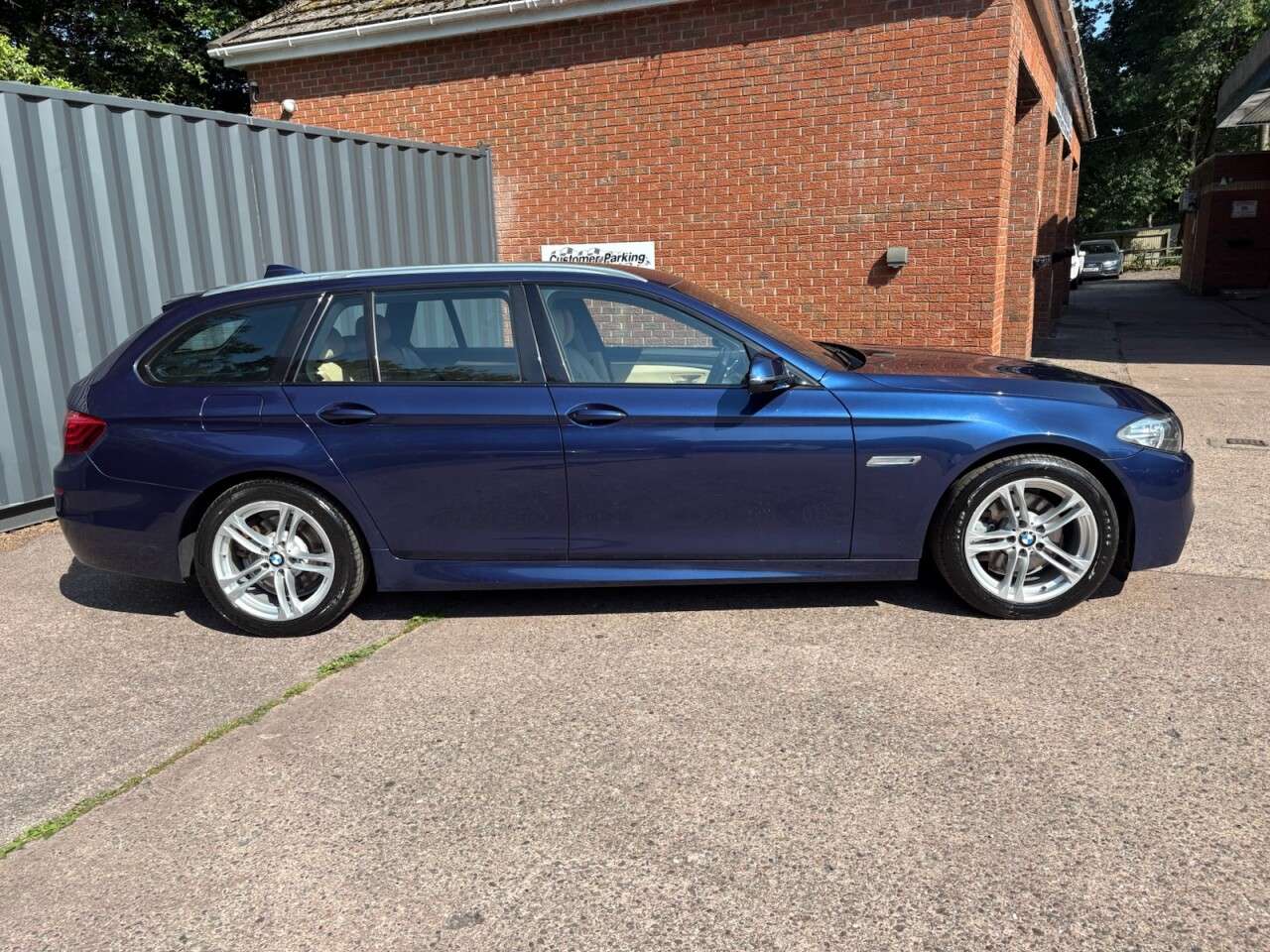 A 2017 BMW 5 SERIES 2.0 520d M Sport Touring 5dr Diesel Auto Euro 6 (s/s) (190 ps) A 2017 BMW 5 SERIES 2.0 520d M Sport Touring 5dr Diesel Auto Euro 6 (s/s) (190 ps)