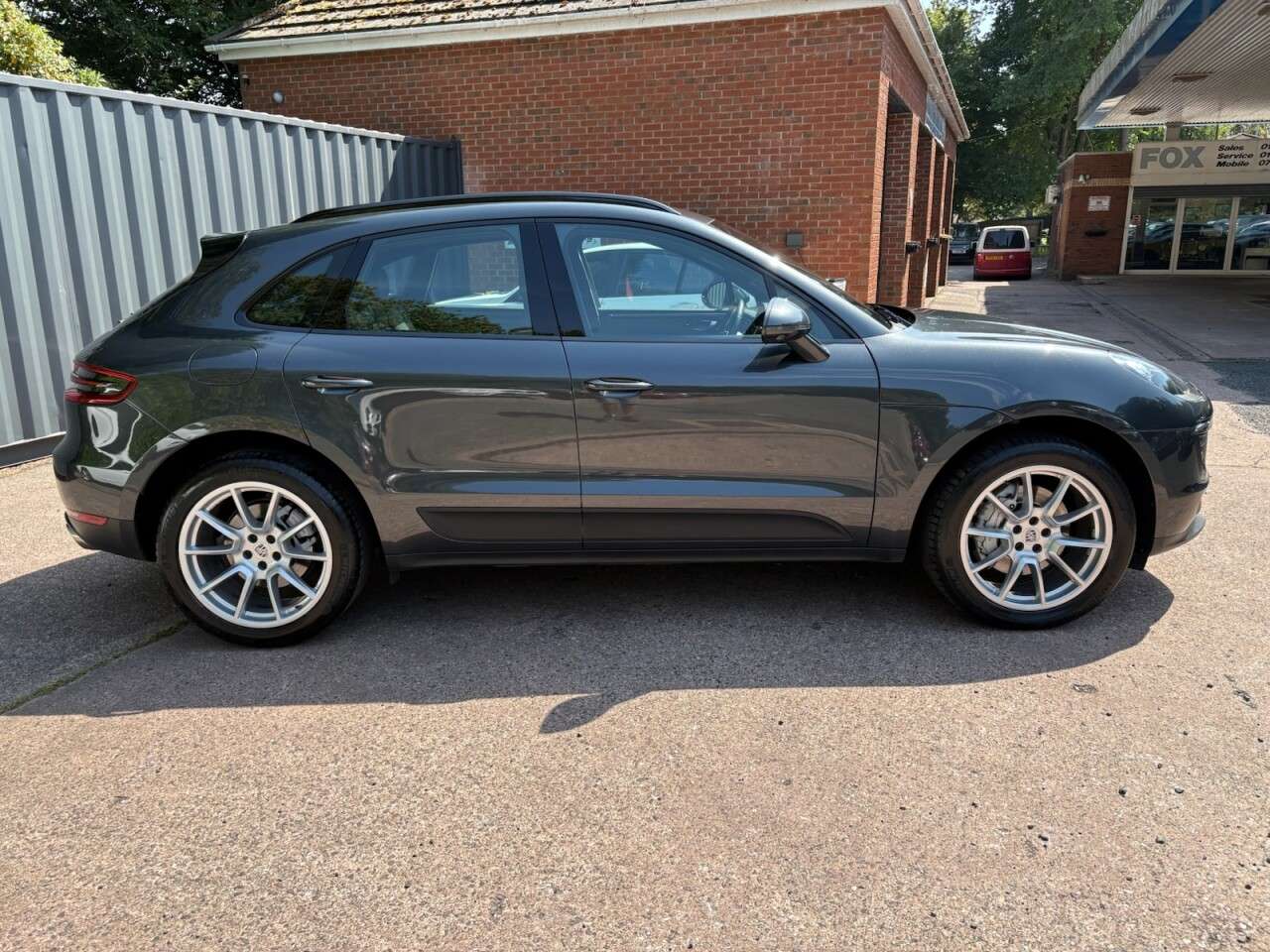 A 2017 PORSCHE MACAN 3.0 V6 S SUV 5dr Petrol PDK 4WD Euro 6 (s/s) (340 ps) ,SATELLITE NAVIGATION A 2017 PORSCHE MACAN 3.0 V6 S SUV 5dr Petrol PDK 4WD Euro 6 (s/s) (340 ps) ,SATELLITE NAVIGATION