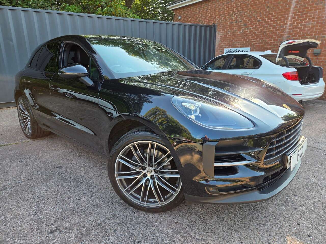 A 2019 PORSCHE MACAN 2.0T SUV 5dr Petrol PDK 4WD Euro 6 (s/s) (245 ps) SAT NAV,HIGH SPEC A 2019 PORSCHE MACAN 2.0T SUV 5dr Petrol PDK 4WD Euro 6 (s/s) (245 ps) SAT NAV,HIGH SPEC